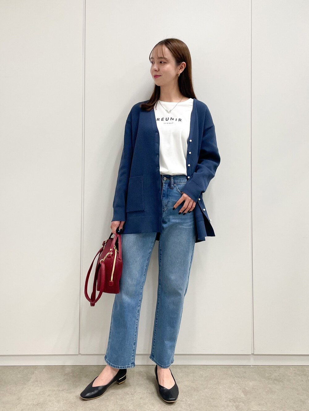 「秋服準備はじめました、ロゴT、ミニバッグ、きれいめカジュアル、秋先取りコーデ、パンツスタイル、大人カジュアル、秋服コーデ、お洒落さんとつながりたい、ラクチンコーデ、Tシャツ」｜「groveの【洗える】パール調ボタンスポンディッシュカーディガン（カーディガン/ボレロ、ブルー系）」を使った、NATSUMIさん（レディース・165cm）の夏コーディネートの2枚目の写真