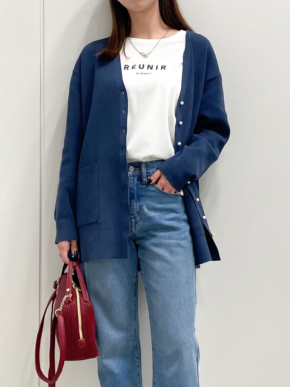 「秋服準備はじめました、ロゴT、ミニバッグ、きれいめカジュアル、秋先取りコーデ、パンツスタイル、大人カジュアル、秋服コーデ、お洒落さんとつながりたい、ラクチンコーデ、Tシャツ」｜「groveの【洗える】パール調ボタンスポンディッシュカーディガン（カーディガン/ボレロ、ブルー系）」を使った、NATSUMIさん（レディース・165cm）の夏コーディネートの3枚目の写真