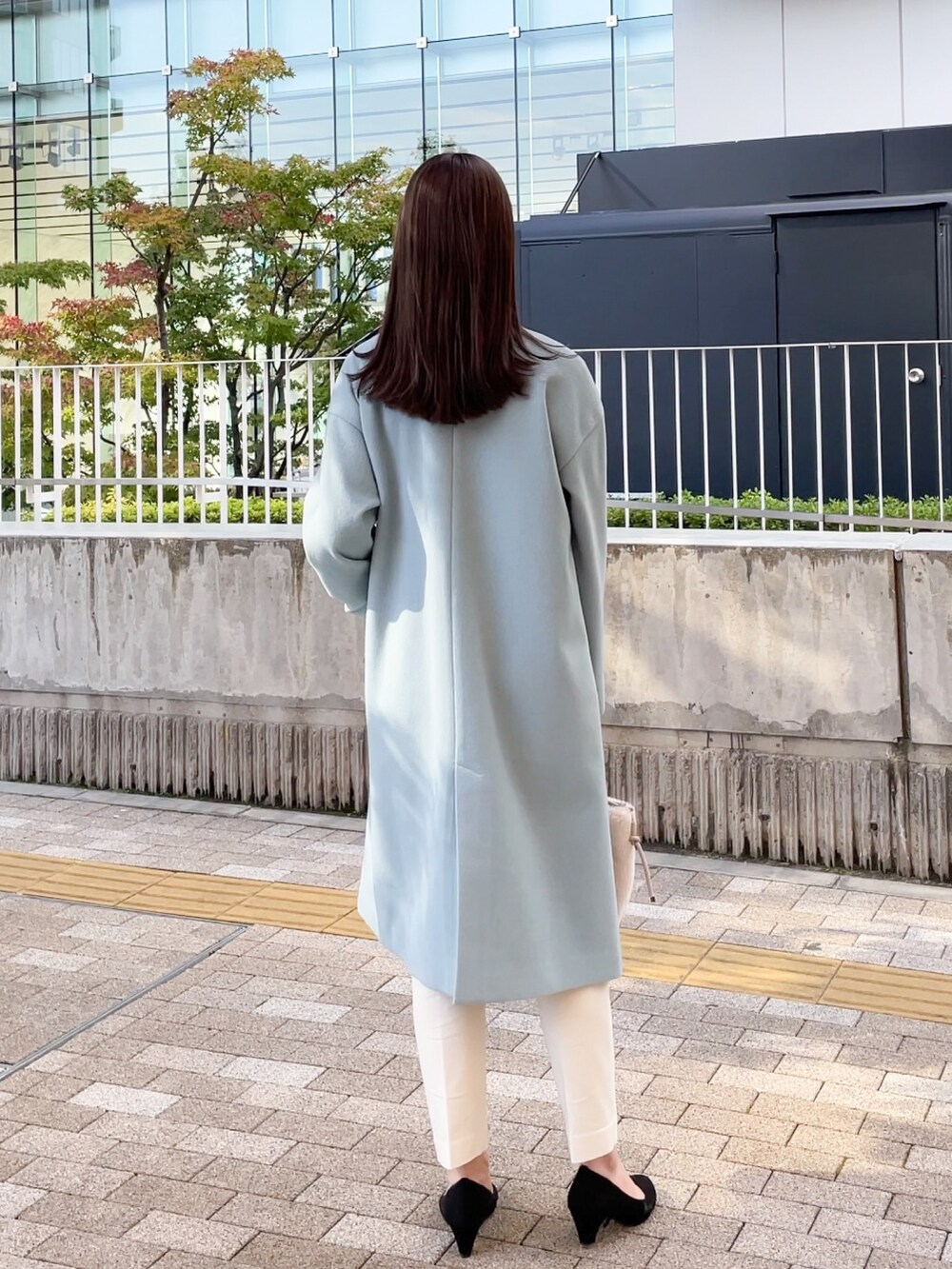 「お出かけコーデ、コート、ファッションを楽しもう、大人女子、シンプルスタイル、キレイめ、ブーツ、淡色コーデ」｜「groveのワードローブの強い味方に！着回し優秀ノーカラーコート（ノーカラーコート、グリーン系）」を使った、NATSUMIさん（レディース・165cm）の秋コーディネートの4枚目の写真