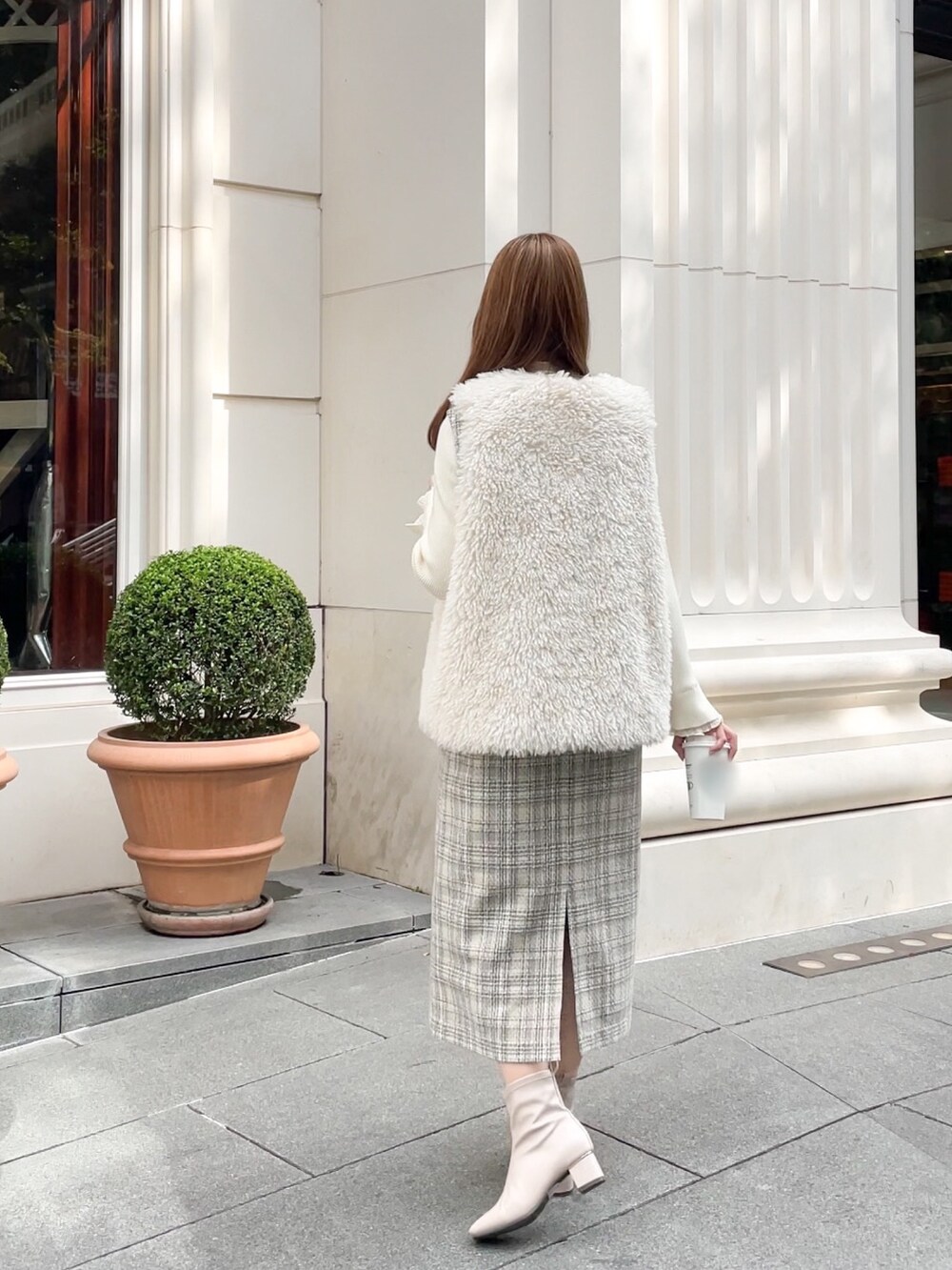 「淡色コーデ、ワンピース、オトナ女子、お出かけコーデ、ファーベスト、もこもこ、秋服コーデ、骨格ウェーブ、チェック、大人ガーリー」｜「groveの一枚で可愛い♪プリーツレイヤードニットプルオーバー（ニット/セーター、ホワイト系）」を使った、NATSUMIさん（レディース・165cm）の秋コーディネートの3枚目の写真