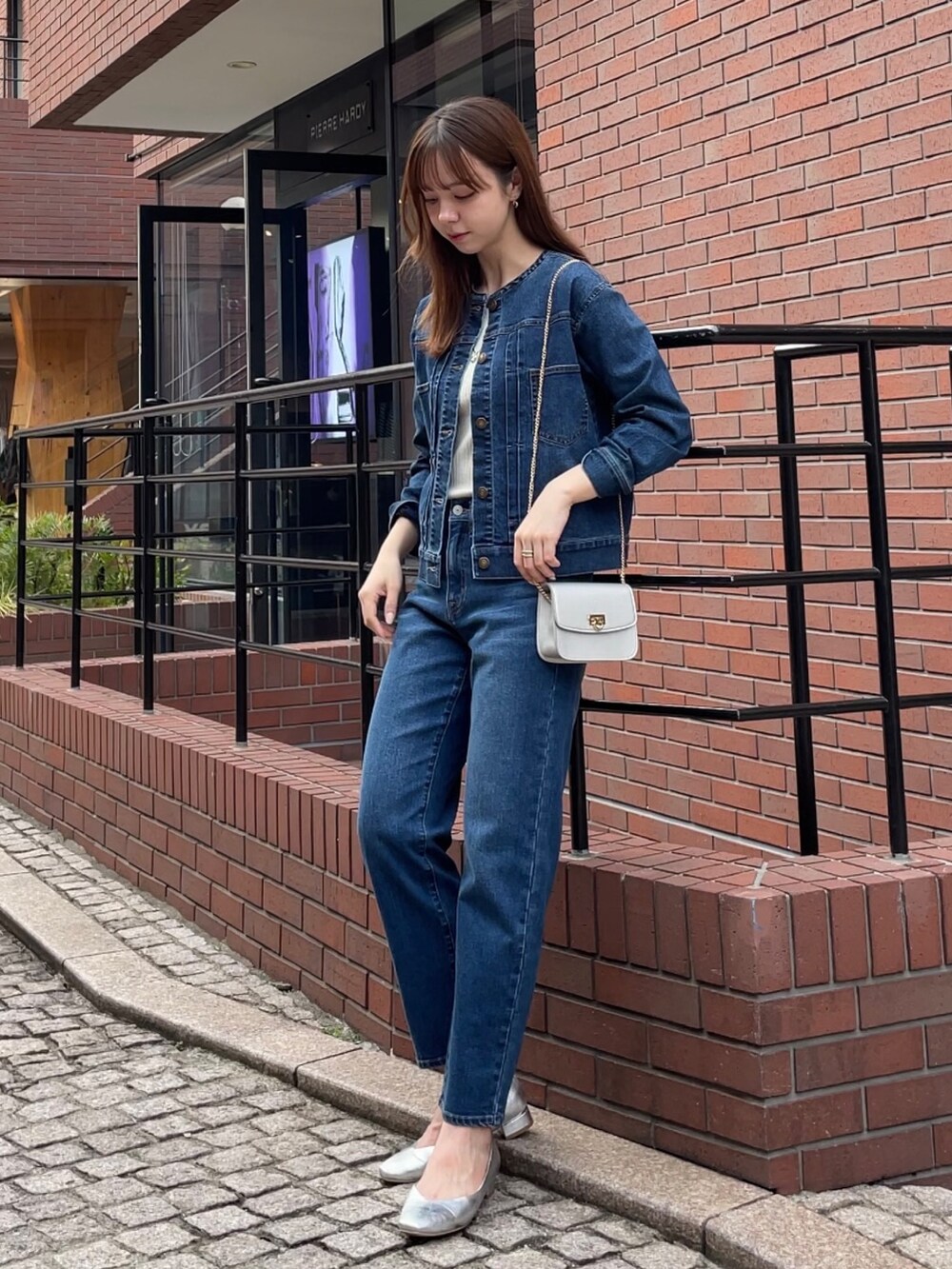 「デニム、デニムジャケット、デニムパンツ、デニムオンデニム、休日スタイル、セットアップ、オトナ女子、大人カジュアル、お出かけコーデ、ootd、カジュアルコーデ」｜「groveのノーカラーデニムジャケット（デニムジャケット、ブルー系）」を使った、NATSUMIさん（レディース・165cm）の春コーディネートの5枚目の写真