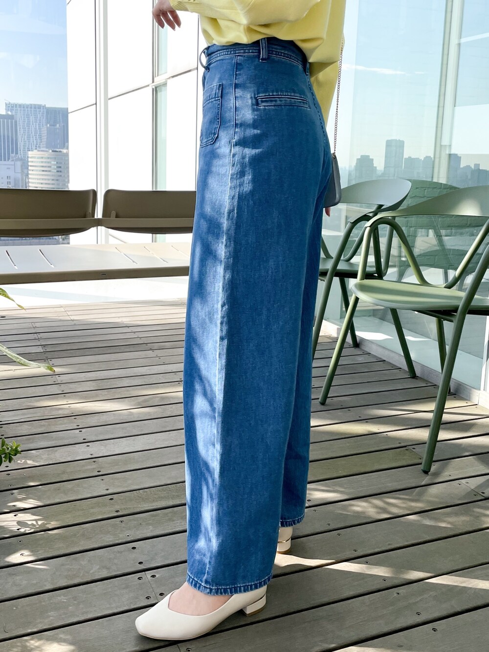「イエロー、LEE、デニム、デニムパンツ、春色、休日スタイル、ショルダーバッグ、春コーデ、ワイドデニム、大人ガーリー」｜「groveの【新色】毛玉軽減ドルマンプルオーバー（ニット/セーター、イエロー系）」を使った、NATSUMIさん（レディース・165cm）の冬コーディネートの5枚目の写真
