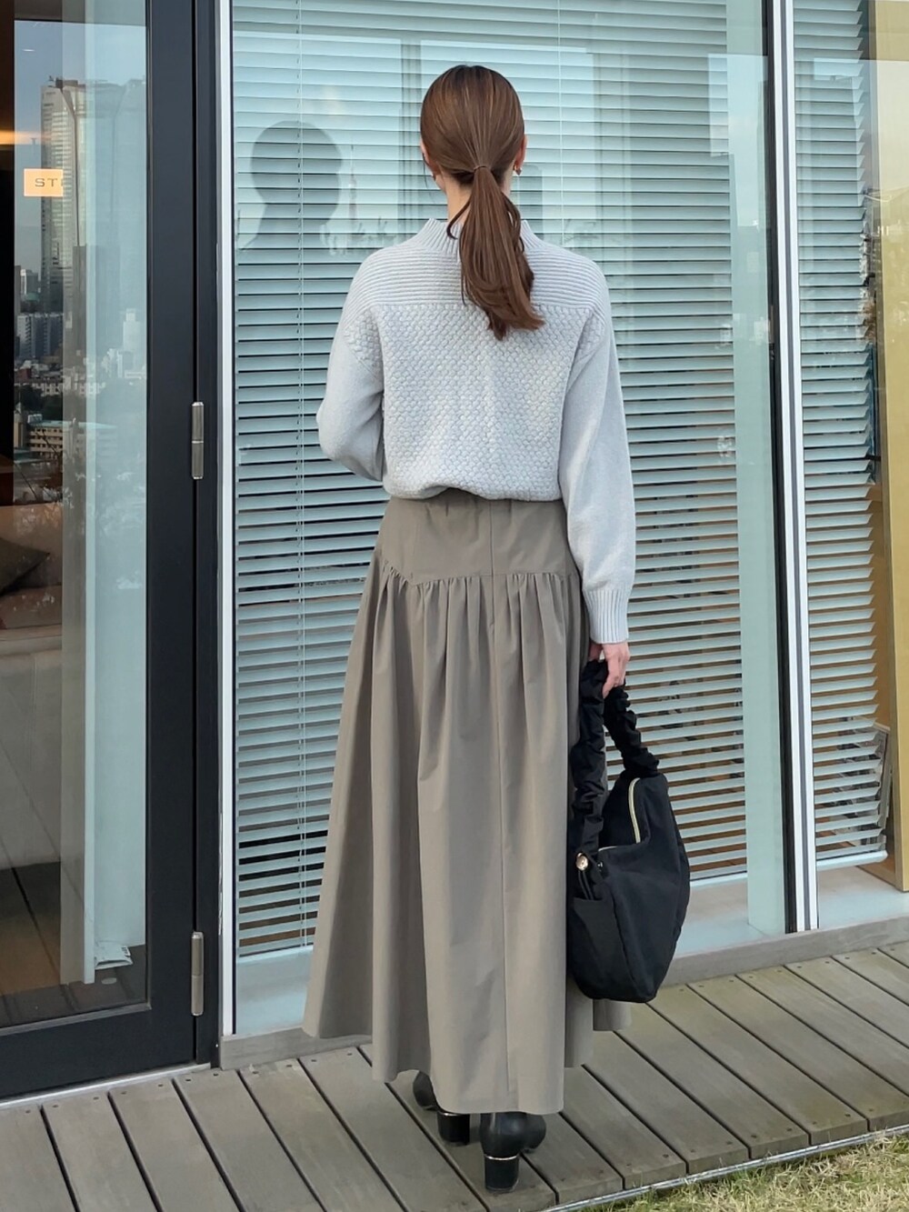 「グレー、カーキ、カジュアルコーデ、カジュアル、カジュアルガーリー、ニット、ブーツ、シンプルコーデ、ootd」｜「groveのふんわりやわらか!フラッフィーコットンブレンドハイネックプルオーバー（ニット/セーター、グレー系）」を使った、NATSUMIさん（レディース・165cm）の冬コーディネートの4枚目の写真