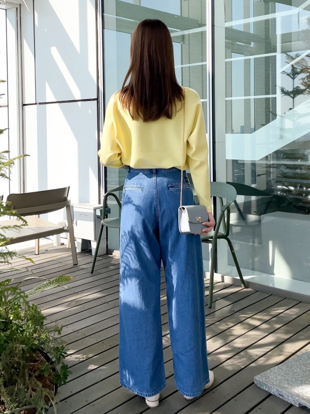 「イエロー、LEE、デニム、デニムパンツ、春色、休日スタイル、ショルダーバッグ、春コーデ、ワイドデニム、大人ガーリー」｜「groveの【新色】毛玉軽減ドルマンプルオーバー（ニット/セーター、イエロー系）」を使った、NATSUMIさん（レディース・165cm）の冬コーディネートの3枚目の写真