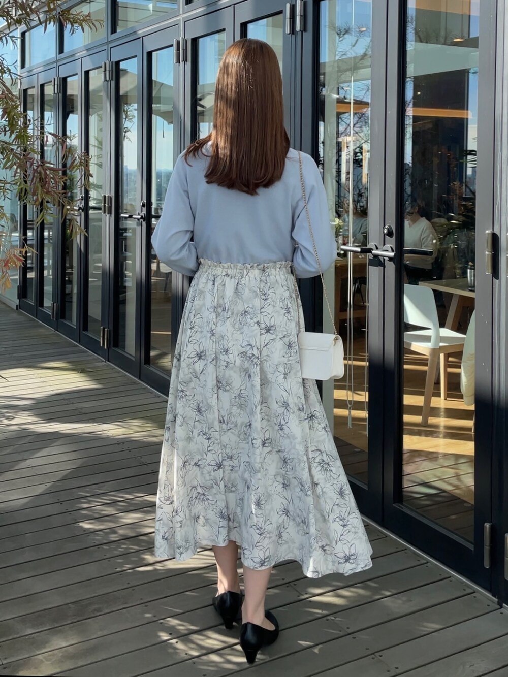「ワンピース、ワンピーススタイル、ワンピースコーデ、フェミニン、フェミニンコーデ、大人コーデ、大人女子、春色、デートコーデ、春コーデ」｜「groveのニット×スカートドッキングワンピース（ワンピース、ブルー系）」を使った、NATSUMIさん（レディース・165cm）の冬コーディネートの4枚目の写真
