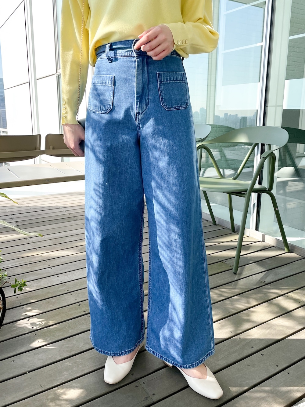 「イエロー、LEE、デニム、デニムパンツ、春色、休日スタイル、ショルダーバッグ、春コーデ、ワイドデニム、大人ガーリー」｜「groveの【新色】毛玉軽減ドルマンプルオーバー（ニット/セーター、イエロー系）」を使った、NATSUMIさん（レディース・165cm）の冬コーディネートの4枚目の写真