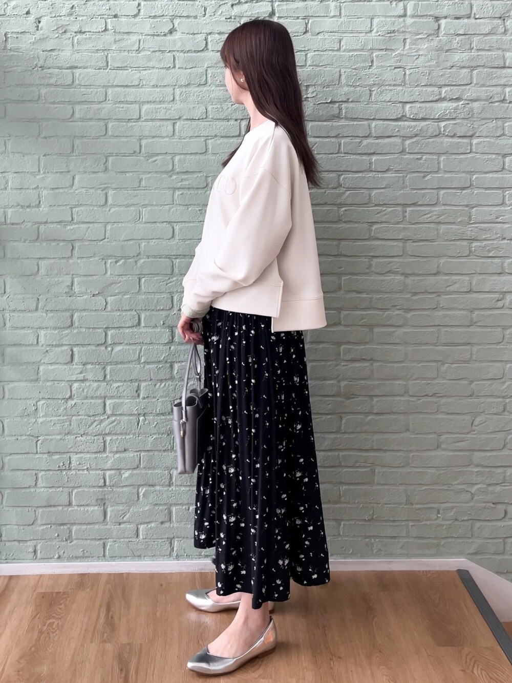 「春コーデ、春服みてみて、お出かけコーデ、春服、シンプルスタイル、ロゴスウェット、リラックススタイル、オトナ女子、ベージュ、オトナカジュアル、大人コーデ、大人女子」｜「groveのフェミニン女子にもおすすめ♪ロゴ刺繍ダンボールプルオーバー（Tシャツ/カットソー、ホワイト系）」を使った、NATSUMIさん（レディース・165cm）の春コーディネートの2枚目の写真