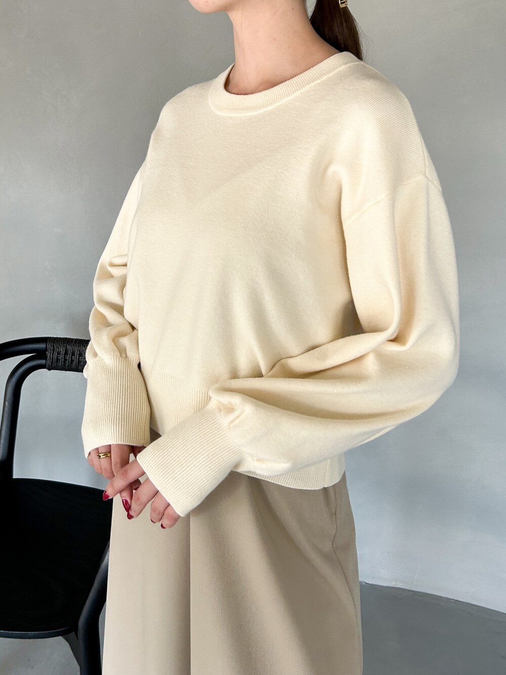 「淡色コーデ、ワントーンコーデ、ワンピース、ワントーン、重ね着、カジュアルコーデ、シンプルスタイル、秋服コーデ、ブラウン、お出かけコーデ」｜「groveの【SETUP可】後ろ姿もそつなく可愛い！フレアーラインキャミワンピース（ワンピース、ブラウン系）」を使った、NATSUMIさん（レディース・165cm）の秋コーディネートの2枚目の写真