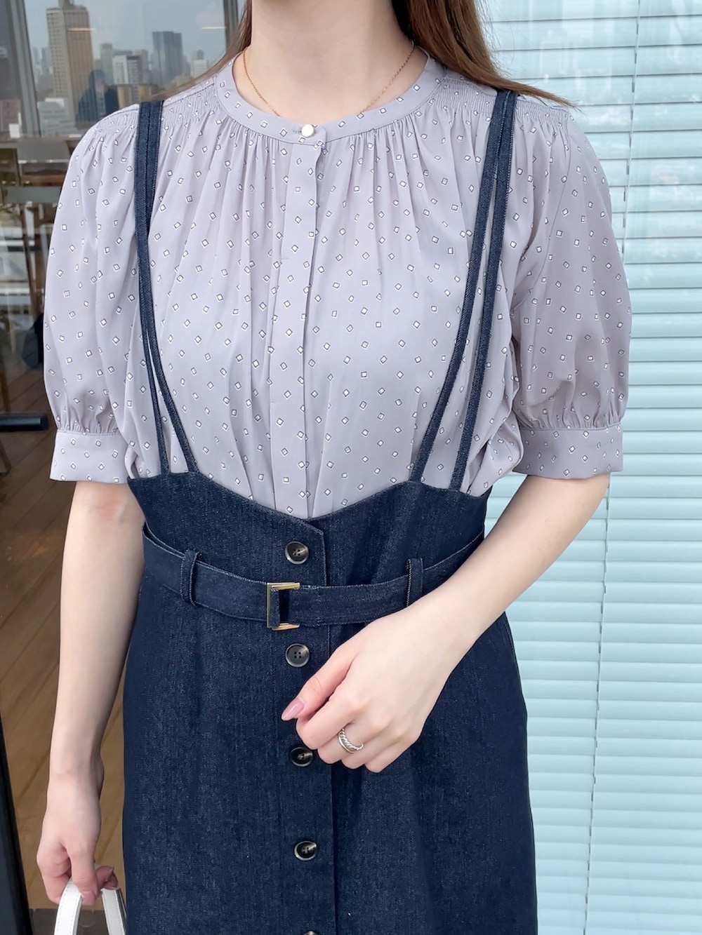 「ブラウス、初夏コーデ、休日スタイル、スカート、春夏コーデ、デニムコーデ、大人ガーリー」｜「groveの【洗える】ヴィンテージサテン五分袖ブラウス（シャツ/ブラウス、グレー系）」を使った、NATSUMIさん（レディース・165cm）の春コーディネートの5枚目の写真