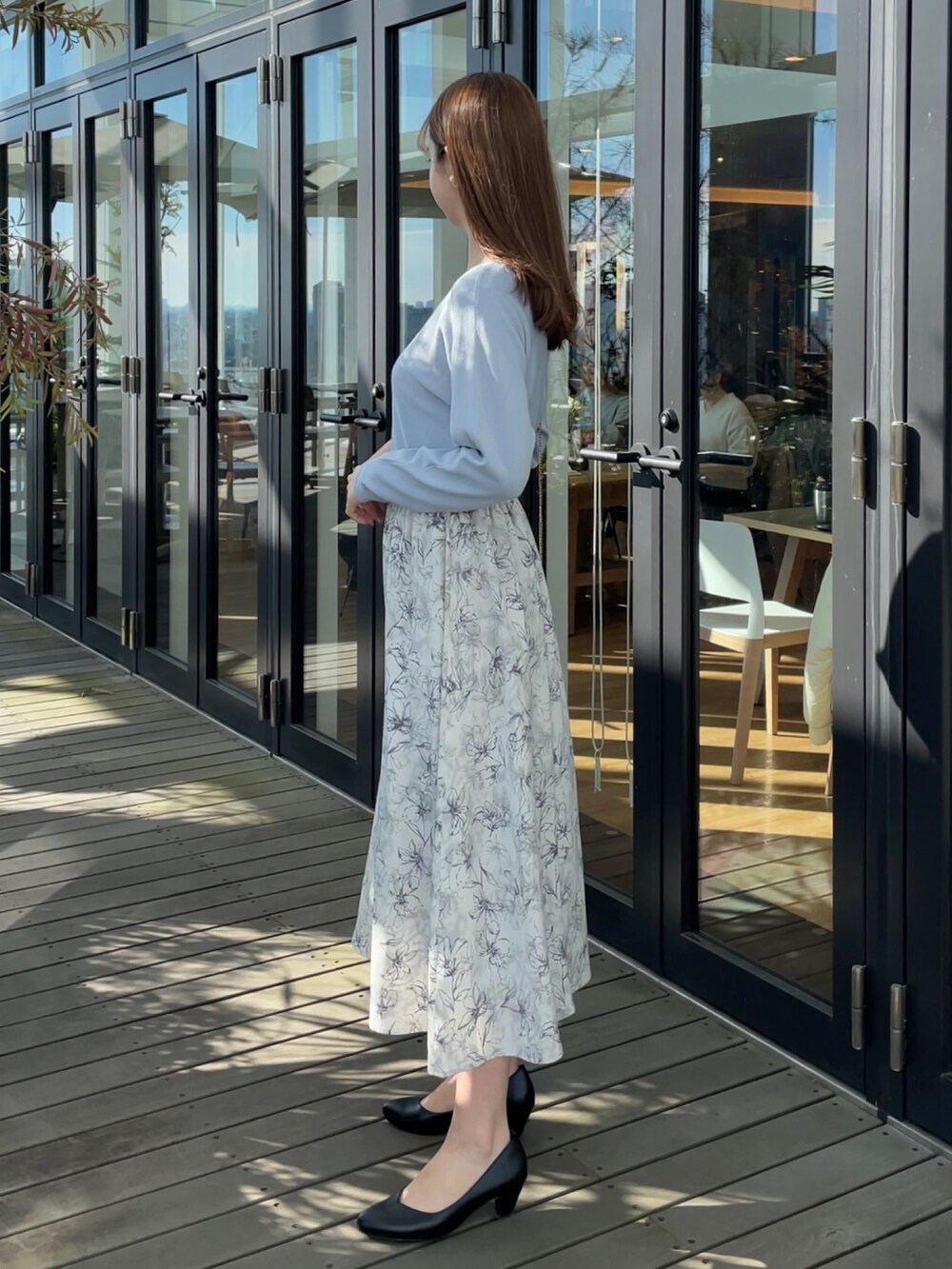 「ワンピース、ワンピーススタイル、ワンピースコーデ、フェミニン、フェミニンコーデ、大人コーデ、大人女子、春色、デートコーデ、春コーデ」｜「groveのニット×スカートドッキングワンピース（ワンピース、ブルー系）」を使った、NATSUMIさん（レディース・165cm）の冬コーディネートの3枚目の写真