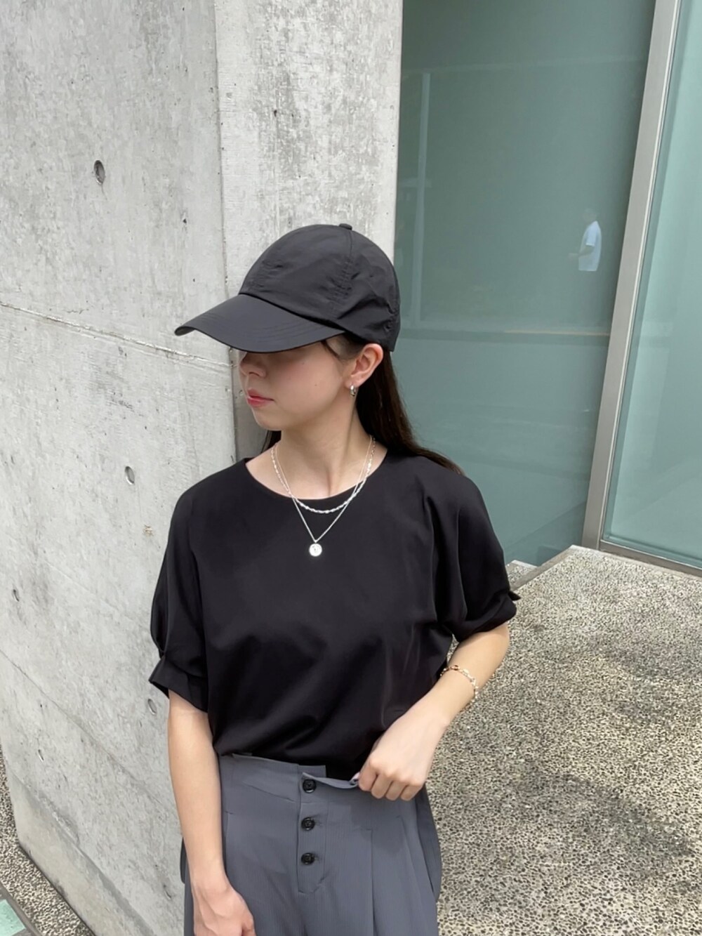 「シンプル、夏コーデ、今日のコーデ、お出かけコーデ、ootd、休日スタイル、キレイめ、ブラック、モノトーン、高身長コーデ、グレー」｜「groveの＜接触冷感／UVカット＞タックドルマンプルオーバー（Tシャツ/カットソー、ブラック系）」を使った、NATSUMIさん（レディース・165cm）の夏コーディネートの7枚目の写真