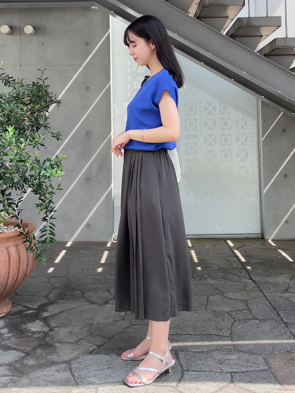 「夏コーデ、きれいめカジュアル、楽チンコーデ、パンツスタイル、高身長女子」｜「groveの【夏に嬉しい機能付き】やわらかドライタッチフレンチスリーブニット（ニット/セーター、ブルー系）」を使った、NATSUMIさん（レディース・165cm）の夏コーディネートの2枚目の写真