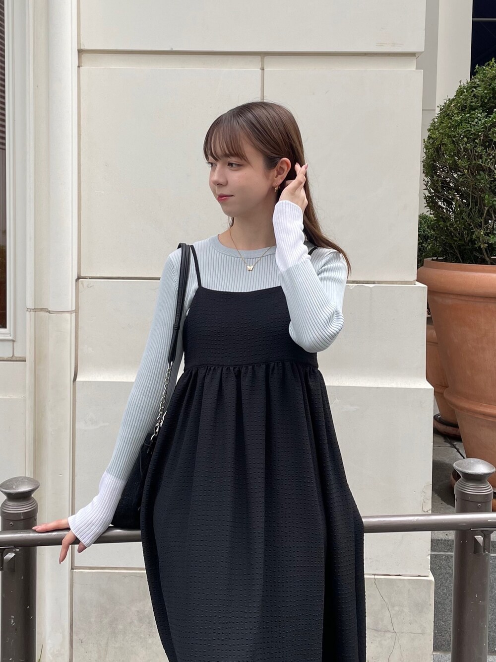 「休日スタイル、春服コーデ、シンプルスタイル、大人かわいい、ootd、高身長コーデ、ワンピースコーデ」｜「groveのサッカーギンガムキャミワンピース（ワンピース、ブラック系）」を使った、NATSUMIさん（レディース・165cm）の春コーディネートの2枚目の写真