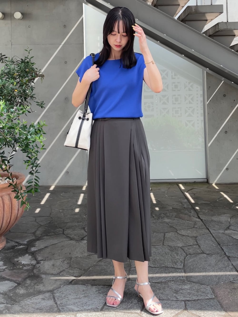 「夏コーデ、きれいめカジュアル、楽チンコーデ、パンツスタイル、高身長女子」｜「groveの【夏に嬉しい機能付き】やわらかドライタッチフレンチスリーブニット（ニット/セーター、ブルー系）」を使った、NATSUMIさん（レディース・165cm）の夏コーディネートの4枚目の写真
