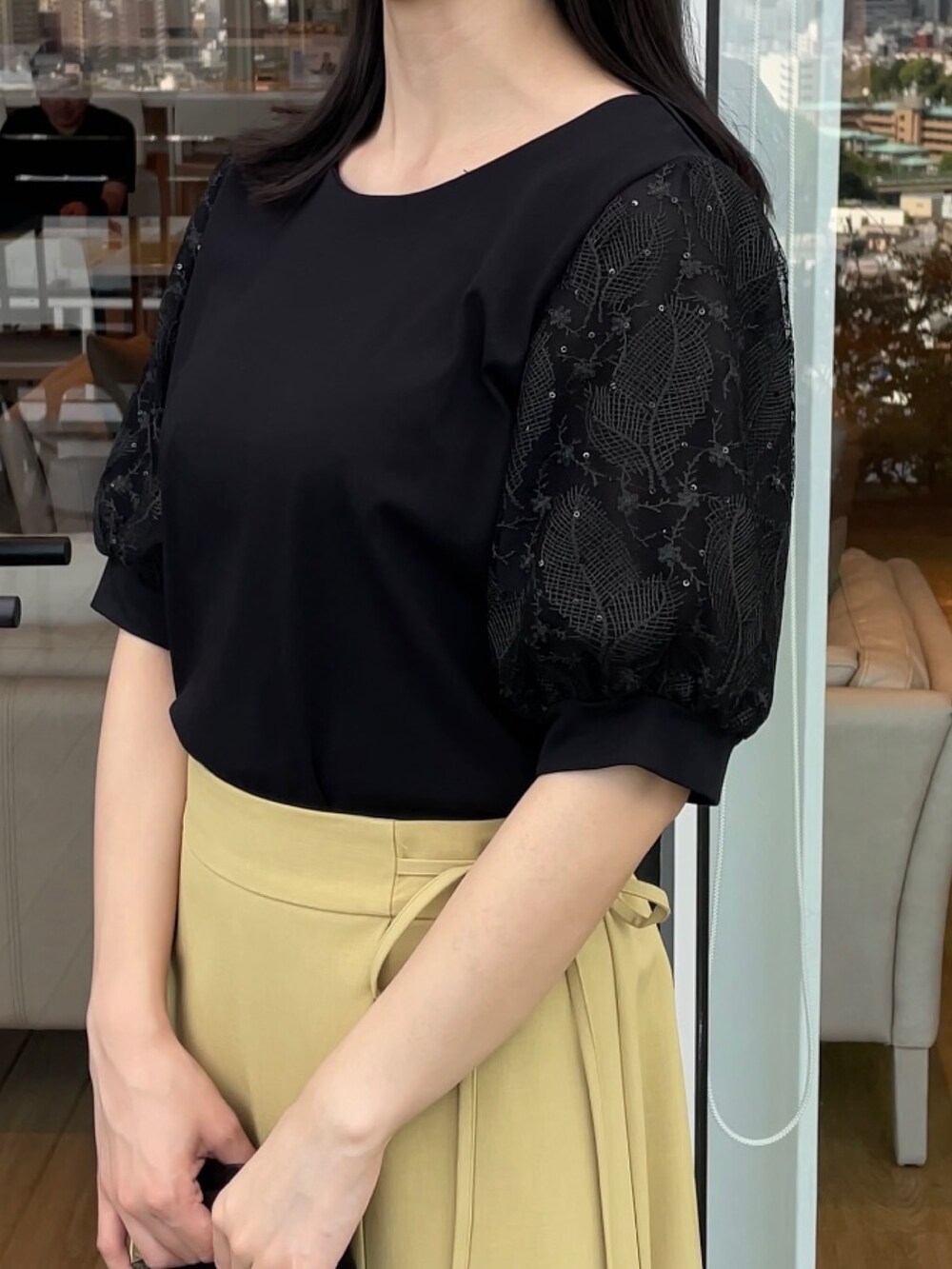 「夏コーデ、デートコーデ、大人女子、大人かわいい、シンプルコーデ、夏、サンダルコーデ、大人ガーリー」｜「groveのスパンコールチュール刺繍袖プルオーバー（Tシャツ/カットソー、ブラック系）」を使った、NATSUMIさん（レディース・165cm）の夏コーディネートの4枚目の写真