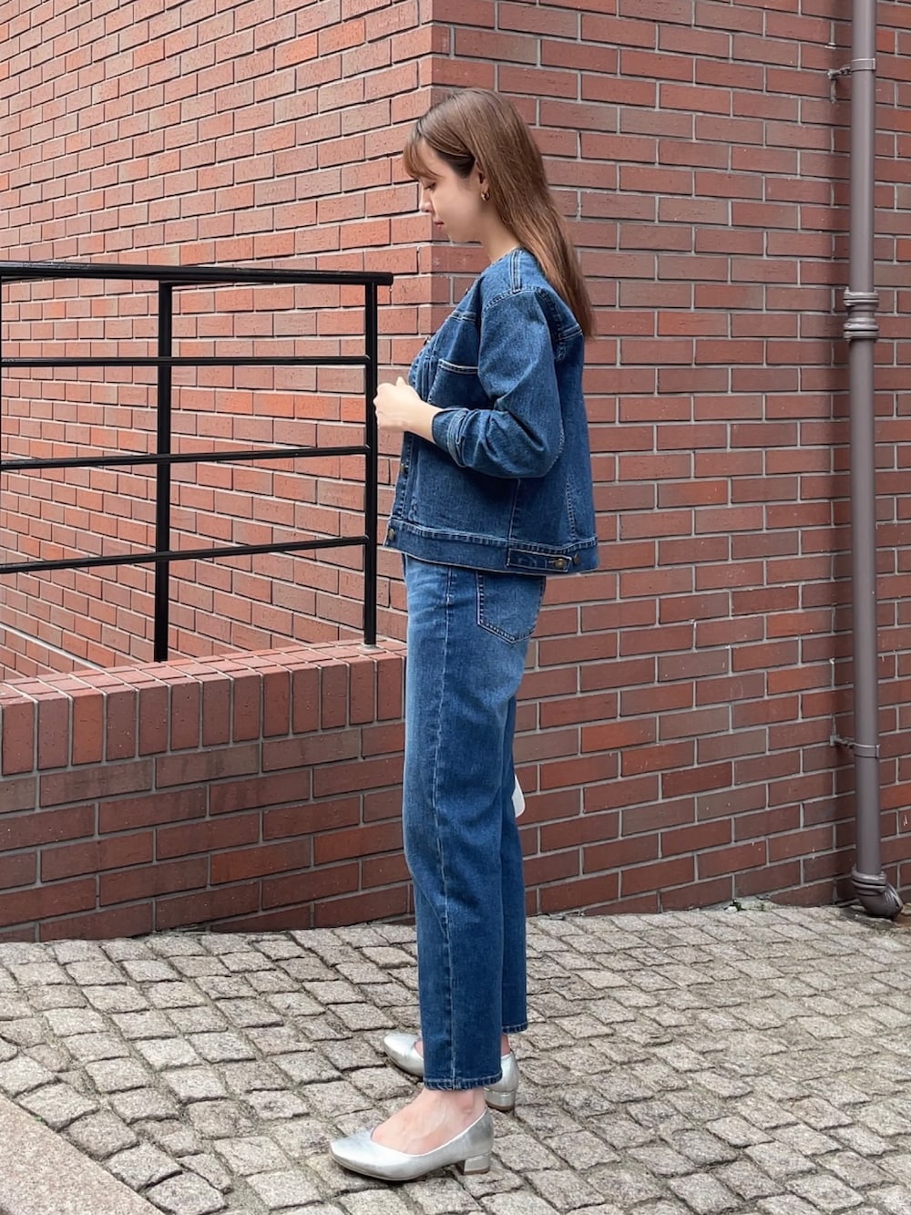 「デニム、デニムジャケット、デニムパンツ、デニムオンデニム、休日スタイル、セットアップ、オトナ女子、大人カジュアル、お出かけコーデ、ootd、カジュアルコーデ」｜「groveのノーカラーデニムジャケット（デニムジャケット、ブルー系）」を使った、NATSUMIさん（レディース・165cm）の春コーディネートの2枚目の写真