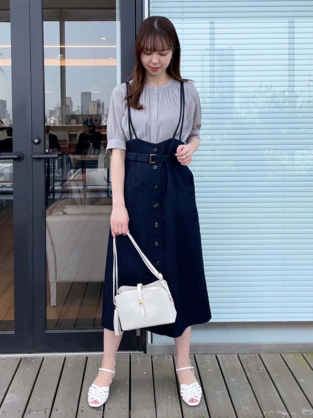 「ブラウス、初夏コーデ、休日スタイル、スカート、春夏コーデ、デニムコーデ、大人ガーリー」｜「groveの【洗える】ヴィンテージサテン五分袖ブラウス（シャツ/ブラウス、グレー系）」を使った、NATSUMIさん（レディース・165cm）の春コーディネートの2枚目の写真
