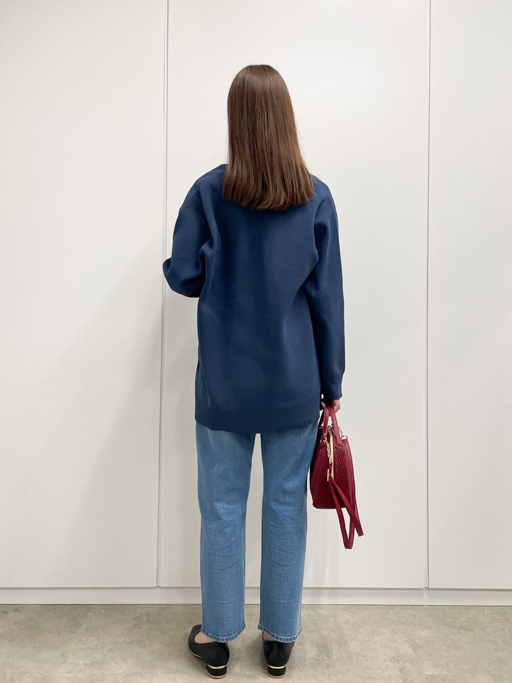 「秋服準備はじめました、ロゴT、ミニバッグ、きれいめカジュアル、秋先取りコーデ、パンツスタイル、大人カジュアル、秋服コーデ、お洒落さんとつながりたい、ラクチンコーデ、Tシャツ」｜「groveの【洗える】パール調ボタンスポンディッシュカーディガン（カーディガン/ボレロ、ブルー系）」を使った、NATSUMIさん（レディース・165cm）の夏コーディネートの5枚目の写真