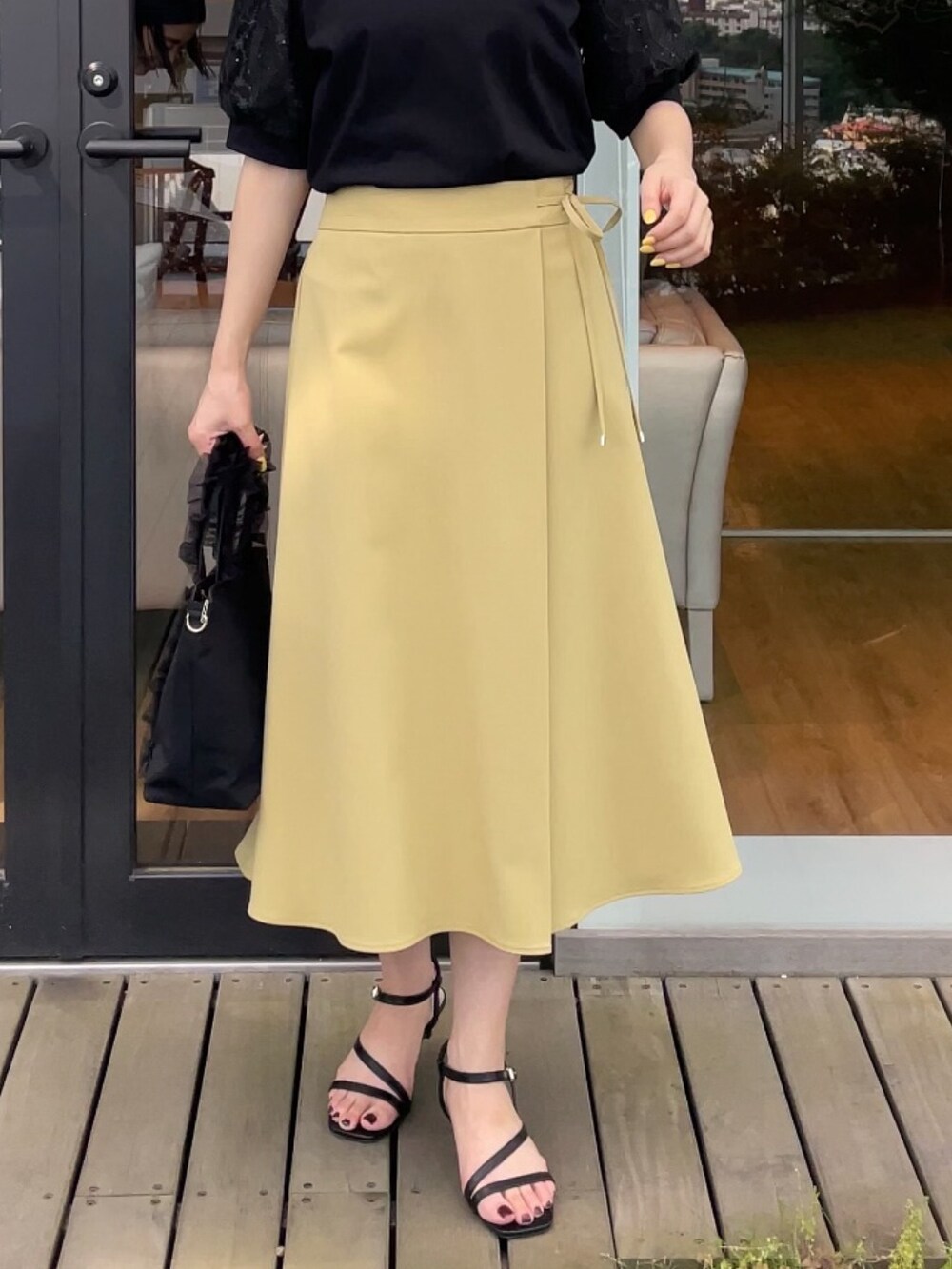 「夏コーデ、デートコーデ、大人女子、大人かわいい、シンプルコーデ、夏、サンダルコーデ、大人ガーリー」｜「groveのスパンコールチュール刺繍袖プルオーバー（Tシャツ/カットソー、ブラック系）」を使った、NATSUMIさん（レディース・165cm）の夏コーディネートの6枚目の写真