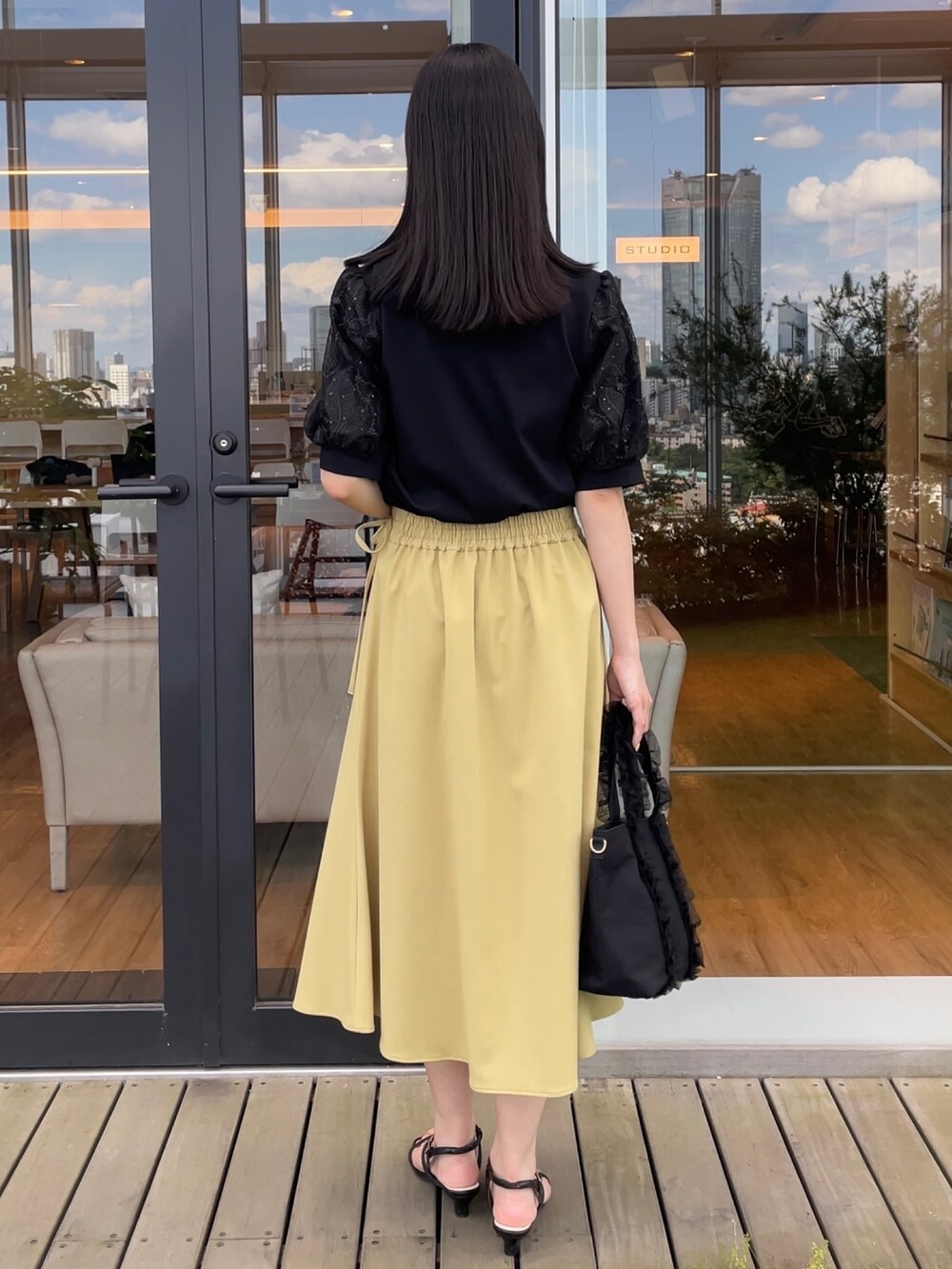 「夏コーデ、デートコーデ、大人女子、大人かわいい、シンプルコーデ、夏、サンダルコーデ、大人ガーリー」｜「groveのスパンコールチュール刺繍袖プルオーバー（Tシャツ/カットソー、ブラック系）」を使った、NATSUMIさん（レディース・165cm）の夏コーディネートの3枚目の写真