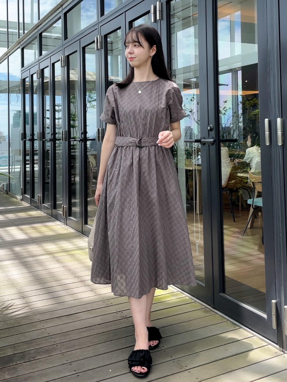 「麦わら帽子、サンダル、夏コーデ、今日のコーデ、大人可愛い、おでかけコーデ、休日スタイル、高身長コーデ、大人かわいい」｜「groveの幾何小花刺繍レースベルト付きワンピース（ワンピース、ブラウン系）」を使った、NATSUMIさん（レディース・165cm）の夏コーディネートの2枚目の写真