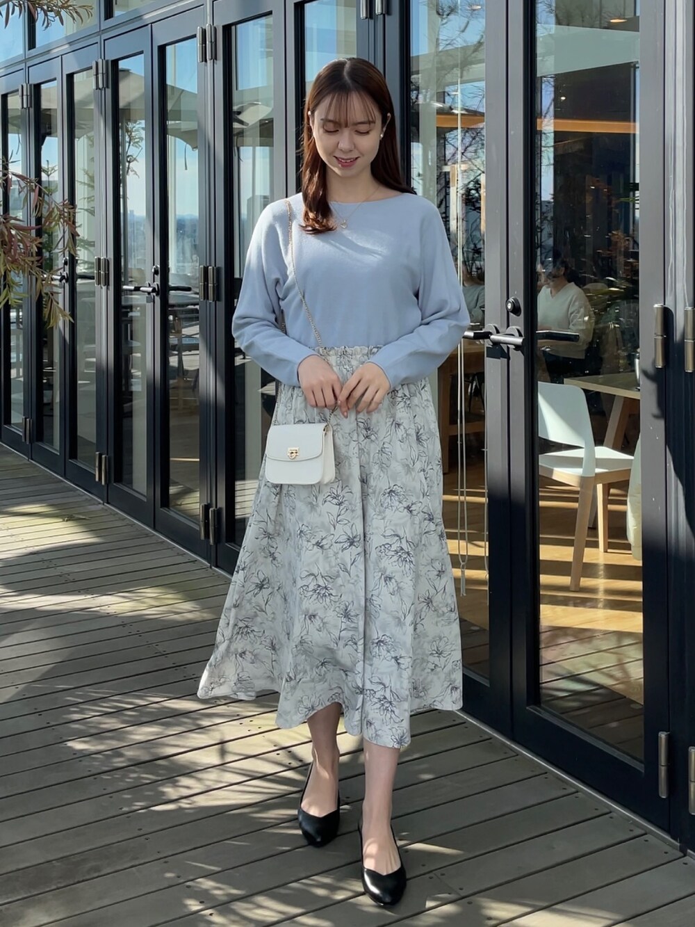「ワンピース、ワンピーススタイル、ワンピースコーデ、フェミニン、フェミニンコーデ、大人コーデ、大人女子、春色、デートコーデ、春コーデ」｜「groveのニット×スカートドッキングワンピース（ワンピース、ブルー系）」を使った、NATSUMIさん（レディース・165cm）の冬コーディネートの2枚目の写真