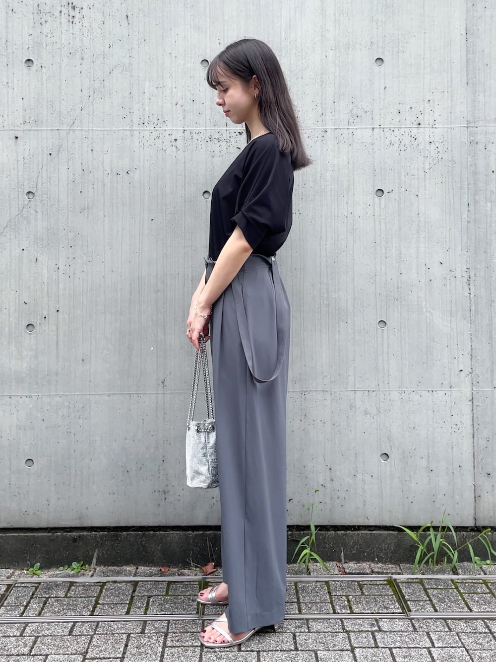 「シンプル、夏コーデ、今日のコーデ、お出かけコーデ、ootd、休日スタイル、キレイめ、ブラック、モノトーン、高身長コーデ、グレー」｜「groveの＜接触冷感／UVカット＞タックドルマンプルオーバー（Tシャツ/カットソー、ブラック系）」を使った、NATSUMIさん（レディース・165cm）の夏コーディネートの2枚目の写真