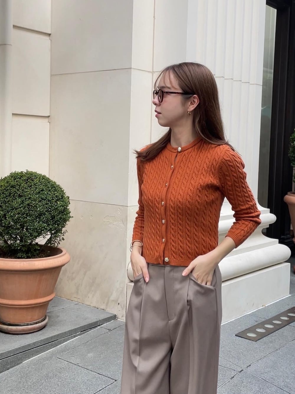 「秋コーデ、お出かけコーデ、ブラウン、休日スタイル、秋服、オトナカジュアル、秋カラー、ワイドパンツ、カーディガン、ケーブルニット、高身長コーデ、メンズライク、骨格ウェーブ」｜「groveのトレンドのミニケーブル柄でクラシカルなカーディガン（カーディガン/ボレロ、レッド系）」を使った、NATSUMIさん（レディース・165cm）の秋コーディネートの3枚目の写真