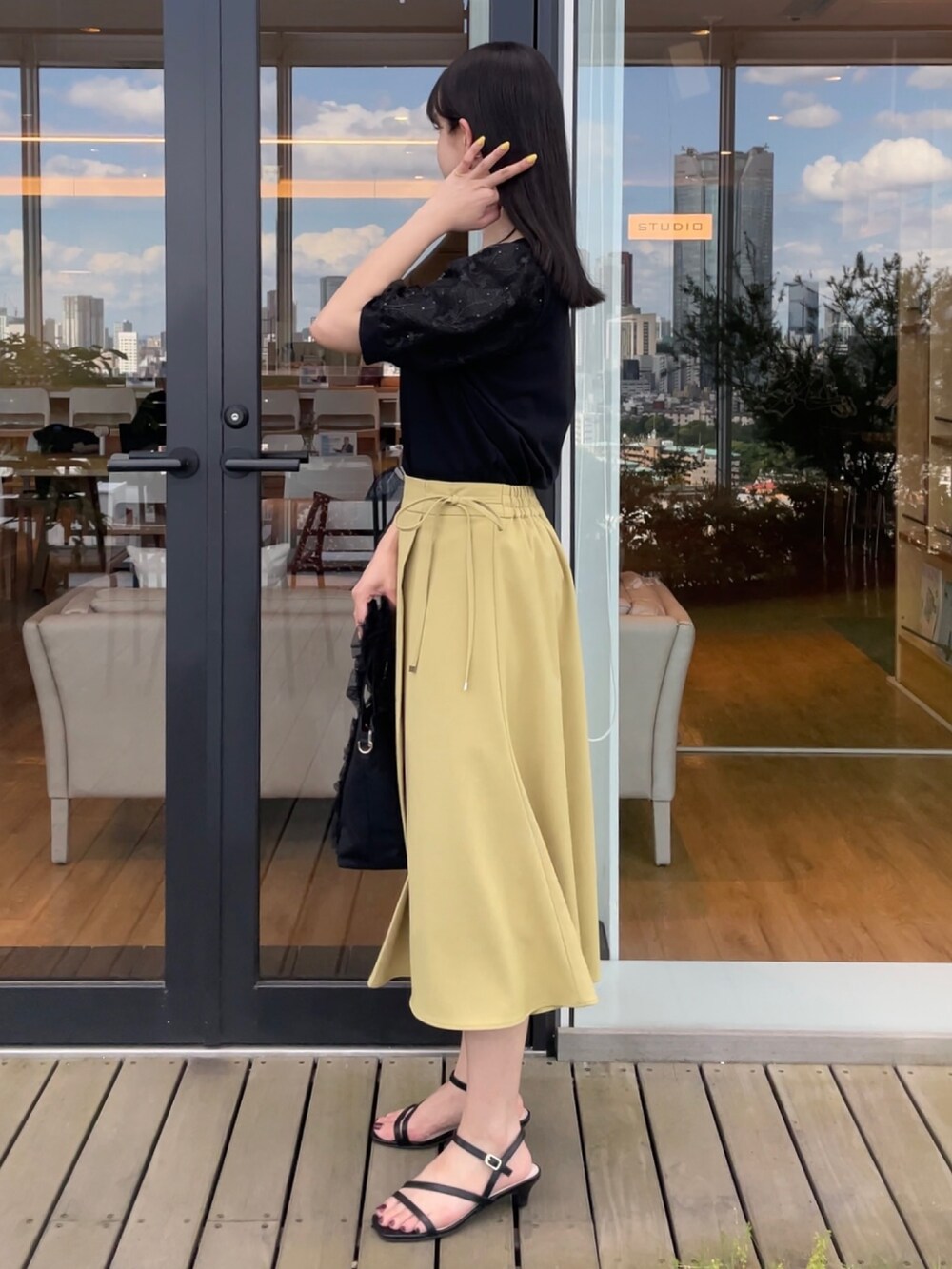 「夏コーデ、デートコーデ、大人女子、大人かわいい、シンプルコーデ、夏、サンダルコーデ、大人ガーリー」｜「groveのスパンコールチュール刺繍袖プルオーバー（Tシャツ/カットソー、ブラック系）」を使った、NATSUMIさん（レディース・165cm）の夏コーディネートの2枚目の写真