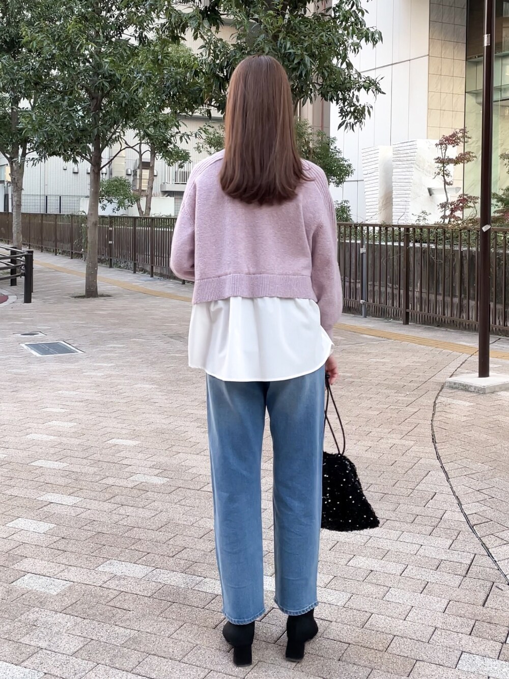 「ブーツ、レイヤードスタイル、デニム、ピンク、冬のコーデ、オトナカジュアル、大人かわいい、シンプルコーデ、休日スタイル、カラー×コーデ」｜「groveの1枚でトレンドスタイルが叶う♪シャツレイヤードプルオーバー（ニット/セーター、パープル系）」を使った、NATSUMIさん（レディース・165cm）の冬コーディネートの3枚目の写真
