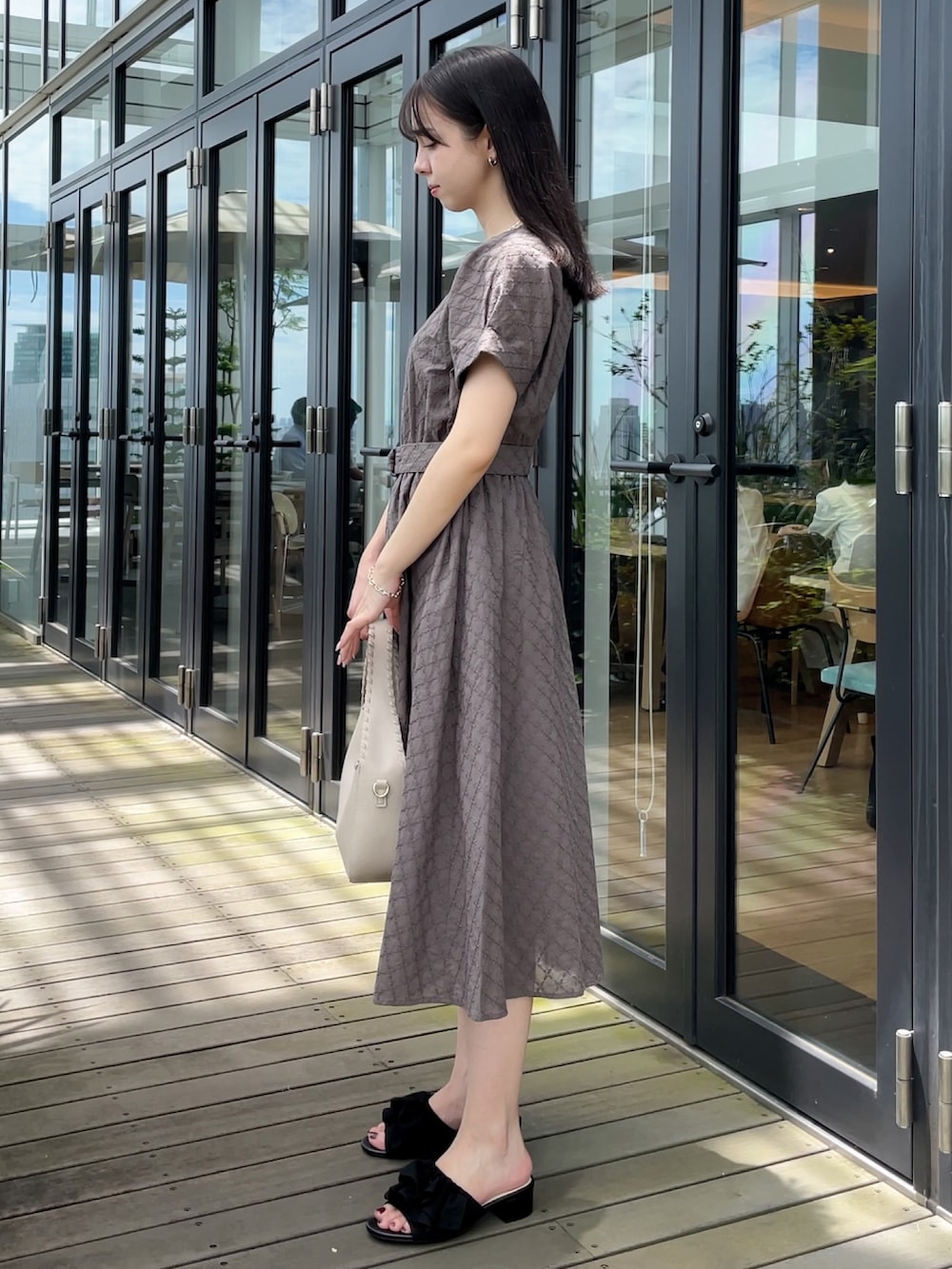 「麦わら帽子、サンダル、夏コーデ、今日のコーデ、大人可愛い、おでかけコーデ、休日スタイル、高身長コーデ、大人かわいい」｜「groveの幾何小花刺繍レースベルト付きワンピース（ワンピース、ブラウン系）」を使った、NATSUMIさん（レディース・165cm）の夏コーディネートの3枚目の写真
