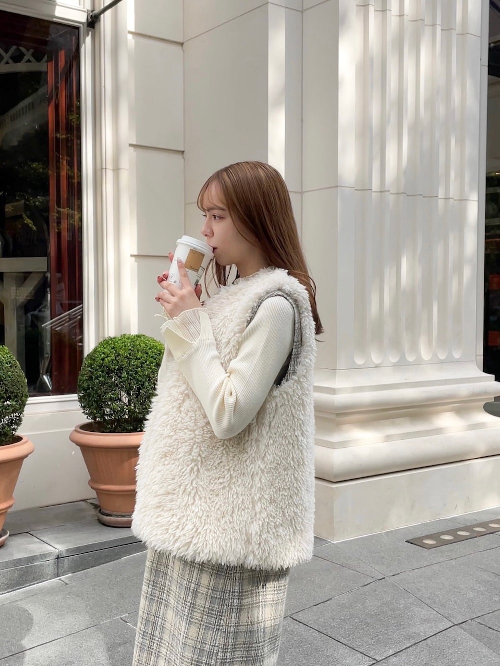 「淡色コーデ、ワンピース、オトナ女子、お出かけコーデ、ファーベスト、もこもこ、秋服コーデ、骨格ウェーブ、チェック、大人ガーリー」｜「groveの一枚で可愛い♪プリーツレイヤードニットプルオーバー（ニット/セーター、ホワイト系）」を使った、NATSUMIさん（レディース・165cm）の秋コーディネートの4枚目の写真