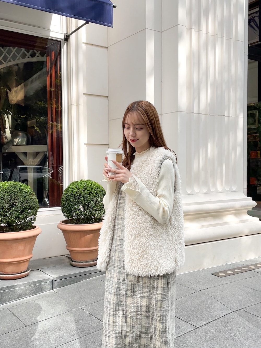「淡色コーデ、ワンピース、オトナ女子、お出かけコーデ、ファーベスト、もこもこ、秋服コーデ、骨格ウェーブ、チェック、大人ガーリー」｜「groveの一枚で可愛い♪プリーツレイヤードニットプルオーバー（ニット/セーター、ホワイト系）」を使った、NATSUMIさん（レディース・165cm）の秋コーディネートの2枚目の写真