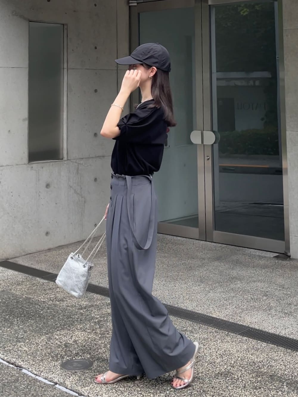 「シンプル、夏コーデ、今日のコーデ、お出かけコーデ、ootd、休日スタイル、キレイめ、ブラック、モノトーン、高身長コーデ、グレー」｜「groveの＜接触冷感／UVカット＞タックドルマンプルオーバー（Tシャツ/カットソー、ブラック系）」を使った、NATSUMIさん（レディース・165cm）の夏コーディネートの5枚目の写真