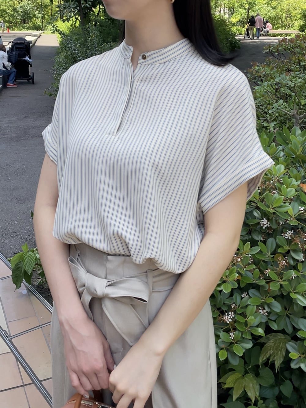 「きれいめカジュアル、シャツスタイル、オトナカジュアル、シンプルスタイル、高身長コーデ、骨格ウェーブ、オフィスカジュアル、ワントーンコーデ、淡色コーデ」｜「groveの【イージーケア・接触冷感】ストライプシャツブラウス（シャツ/ブラウス、イエロー系）」を使った、NATSUMIさん（レディース・165cm）の春コーディネートの2枚目の写真