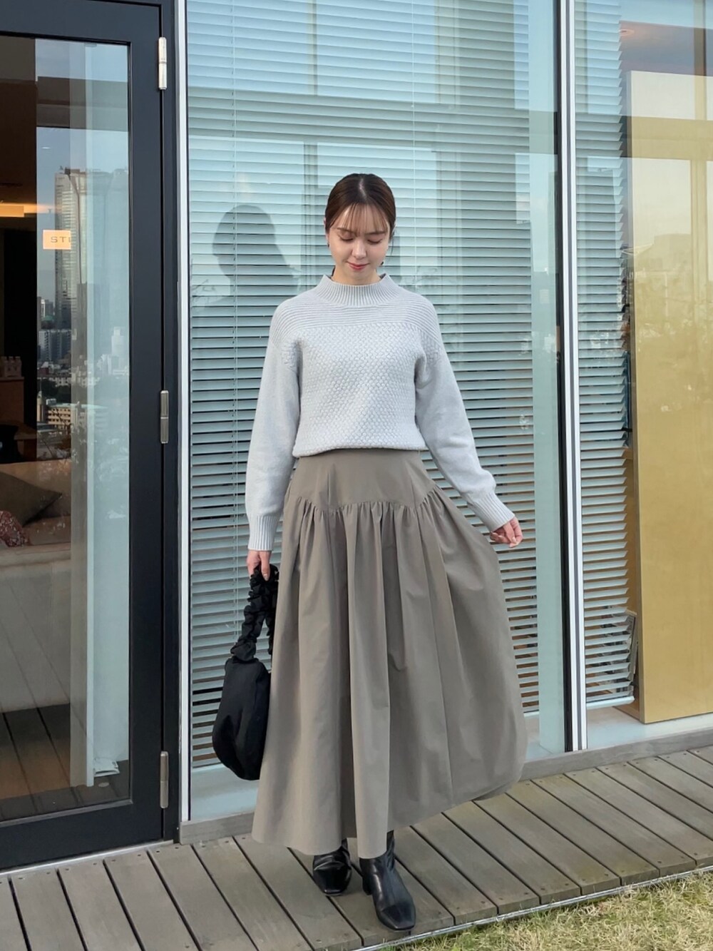 「グレー、カーキ、カジュアルコーデ、カジュアル、カジュアルガーリー、ニット、ブーツ、シンプルコーデ、ootd」｜「groveのふんわりやわらか!フラッフィーコットンブレンドハイネックプルオーバー（ニット/セーター、グレー系）」を使った、NATSUMIさん（レディース・165cm）の冬コーディネートの2枚目の写真