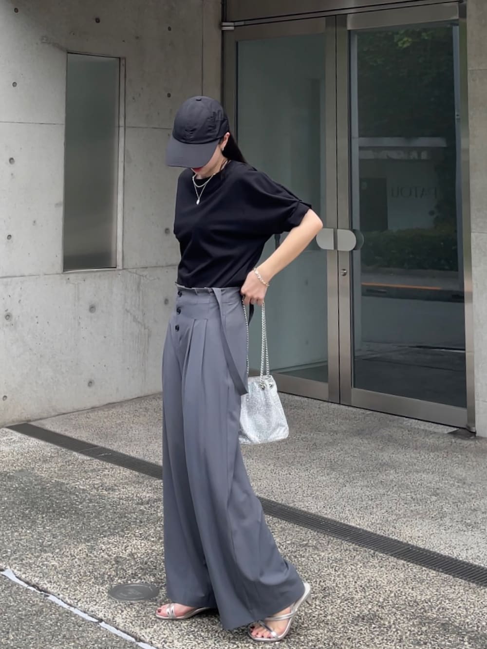 「シンプル、夏コーデ、今日のコーデ、お出かけコーデ、ootd、休日スタイル、キレイめ、ブラック、モノトーン、高身長コーデ、グレー」｜「groveの＜接触冷感／UVカット＞タックドルマンプルオーバー（Tシャツ/カットソー、ブラック系）」を使った、NATSUMIさん（レディース・165cm）の夏コーディネートの6枚目の写真
