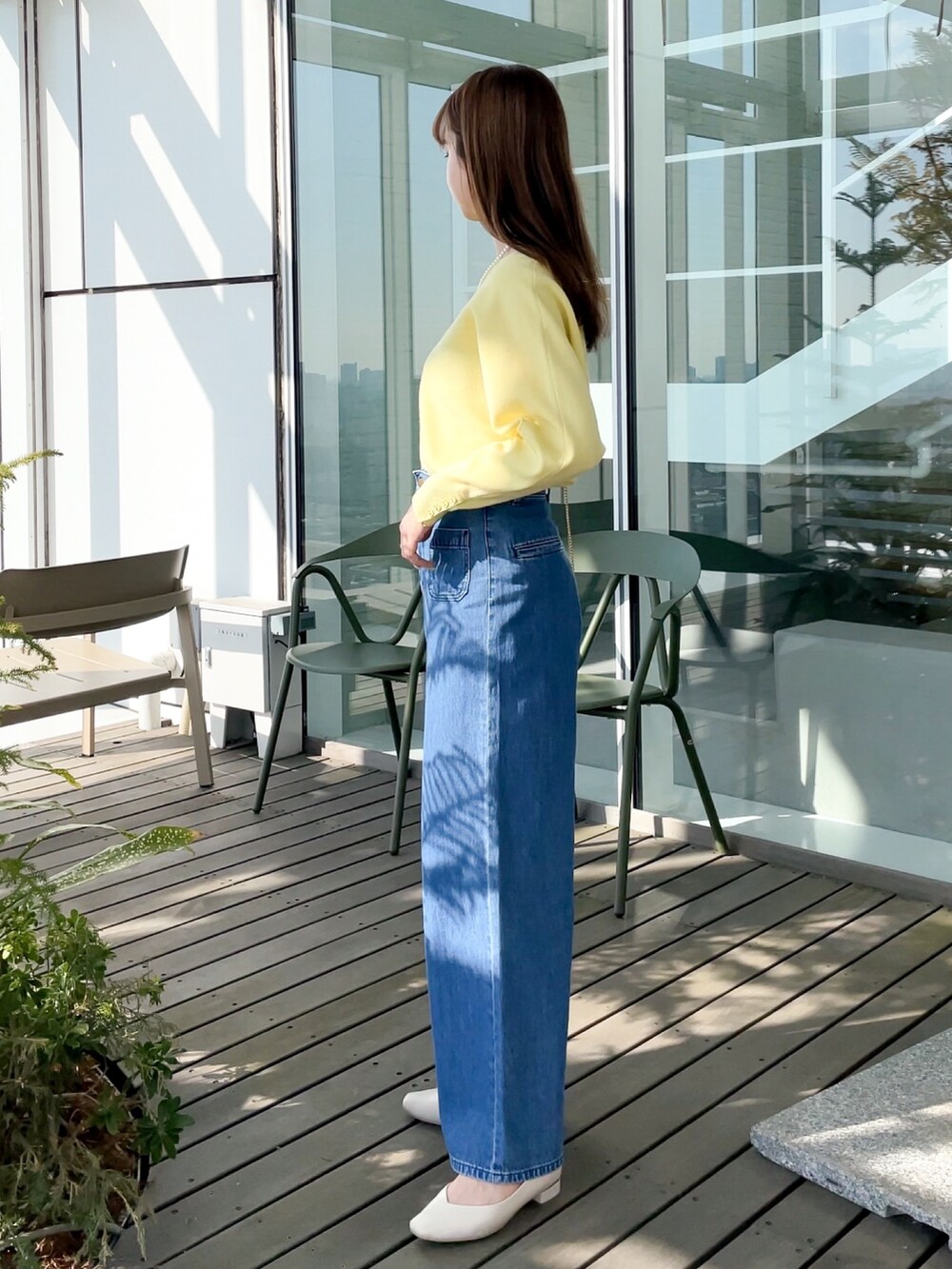 「イエロー、LEE、デニム、デニムパンツ、春色、休日スタイル、ショルダーバッグ、春コーデ、ワイドデニム、大人ガーリー」｜「groveの【新色】毛玉軽減ドルマンプルオーバー（ニット/セーター、イエロー系）」を使った、NATSUMIさん（レディース・165cm）の冬コーディネートの2枚目の写真