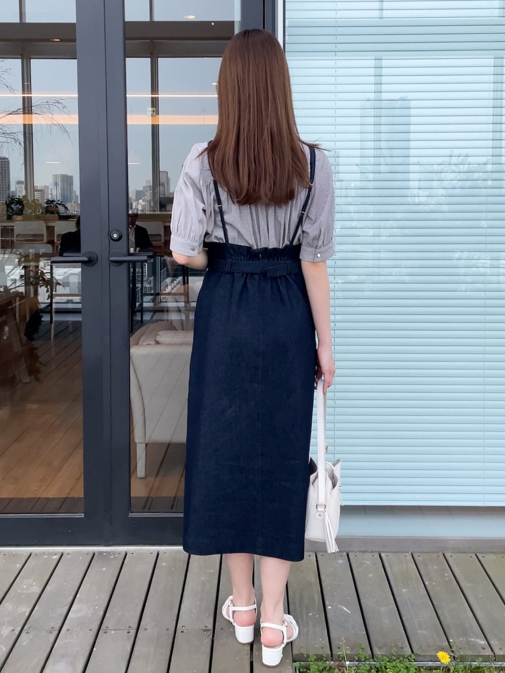 「ブラウス、初夏コーデ、休日スタイル、スカート、春夏コーデ、デニムコーデ、大人ガーリー」｜「groveの【洗える】ヴィンテージサテン五分袖ブラウス（シャツ/ブラウス、グレー系）」を使った、NATSUMIさん（レディース・165cm）の春コーディネートの4枚目の写真