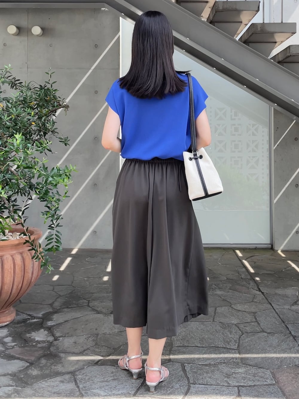 「夏コーデ、きれいめカジュアル、楽チンコーデ、パンツスタイル、高身長女子」｜「groveの【夏に嬉しい機能付き】やわらかドライタッチフレンチスリーブニット（ニット/セーター、ブルー系）」を使った、NATSUMIさん（レディース・165cm）の夏コーディネートの3枚目の写真