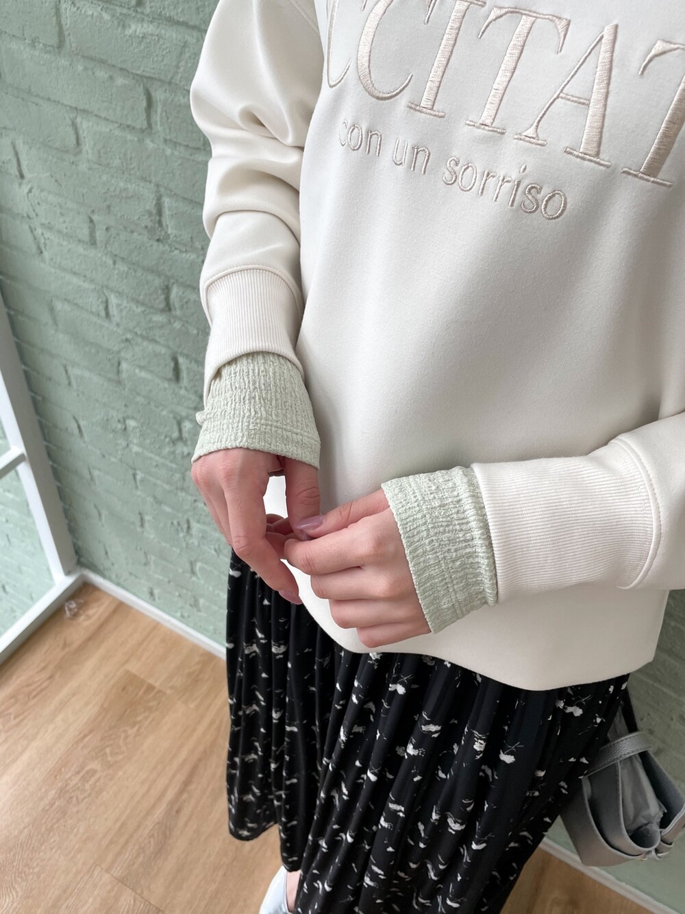 「春コーデ、春服みてみて、お出かけコーデ、春服、シンプルスタイル、ロゴスウェット、リラックススタイル、オトナ女子、ベージュ、オトナカジュアル、大人コーデ、大人女子」｜「groveのフェミニン女子にもおすすめ♪ロゴ刺繍ダンボールプルオーバー（Tシャツ/カットソー、ホワイト系）」を使った、NATSUMIさん（レディース・165cm）の春コーディネートの4枚目の写真