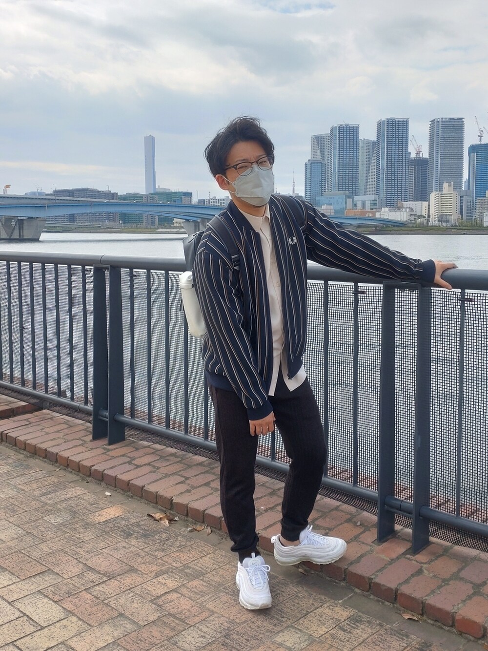 「春コーデ、休日スタイル、フレッドペリー、ナイキスニーカー、白スニーカー」｜「FRED PERRYのStriped Bomber Jacket（ブルゾン、ブルー系）」を使った、kenpodさん（メンズ・170cm）の春コーディネートの2枚目の写真