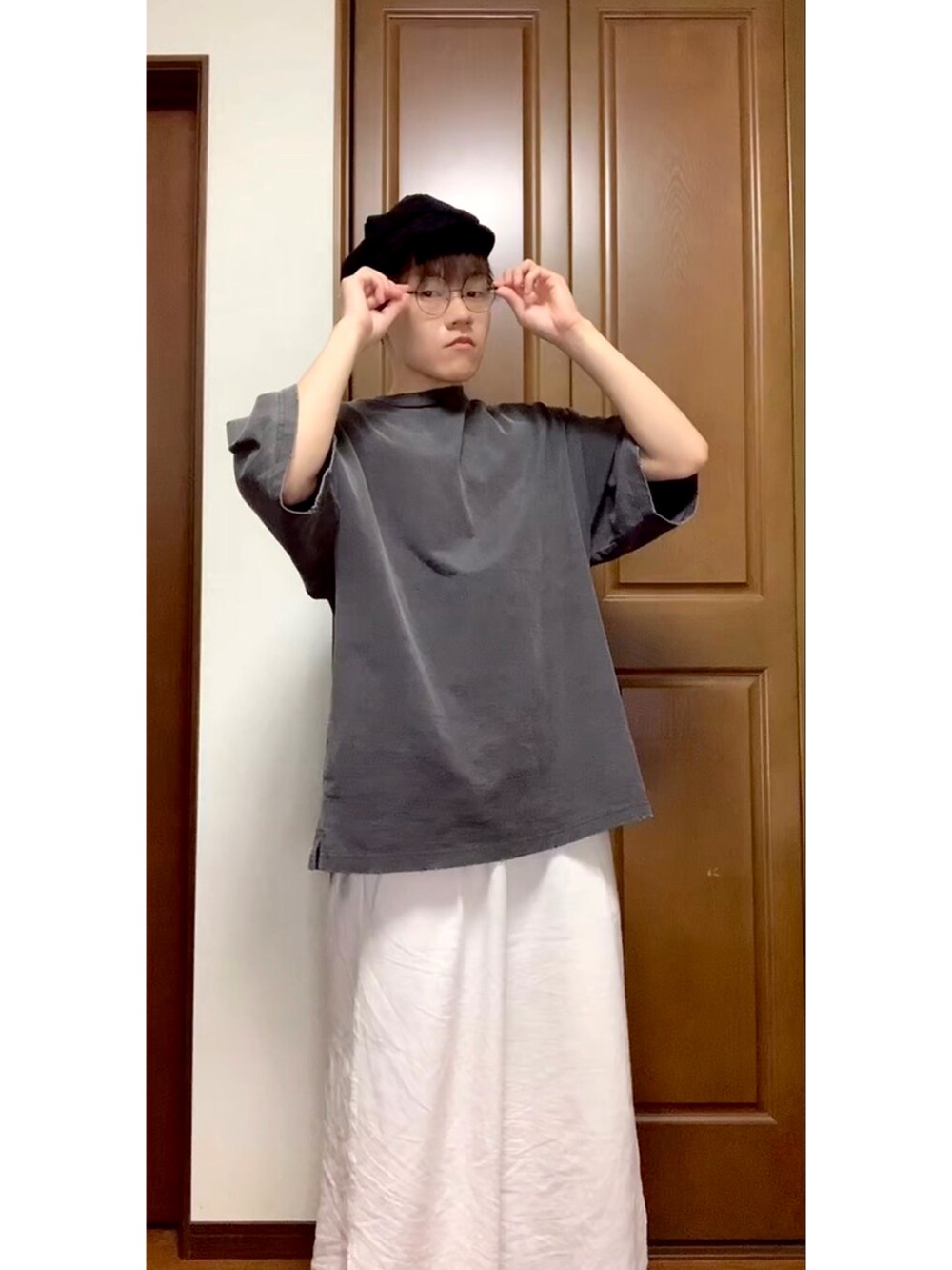 ホワイト系のパンツ、ブラック系のTシャツ/カットソー、ブラック系のキャスケットを着用したメンズの秋コーディネートの2枚目の写真