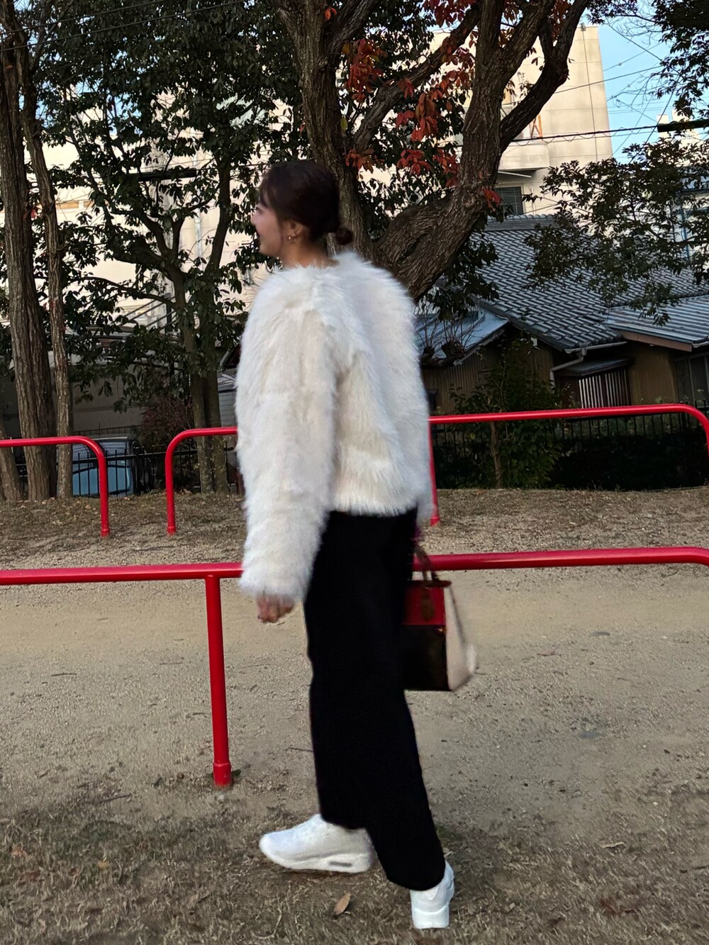 「モノトーン、冬コーデ、クリスマスに着たい服、マイベストコーデ2024、シンプルスタイル、オトナ女子、休日スタイル、お洒落さんとつながりたい、冬、シンプル、プチプラ、カジュアルガーリー、秋冬、大人ガーリー、大人ファッション」｜「rpsのアイテム（その他アウター、ホワイト系）」を使った、Airiさん（骨格ウェーブ・レディース・164cm）の冬コーディネートの4枚目の写真