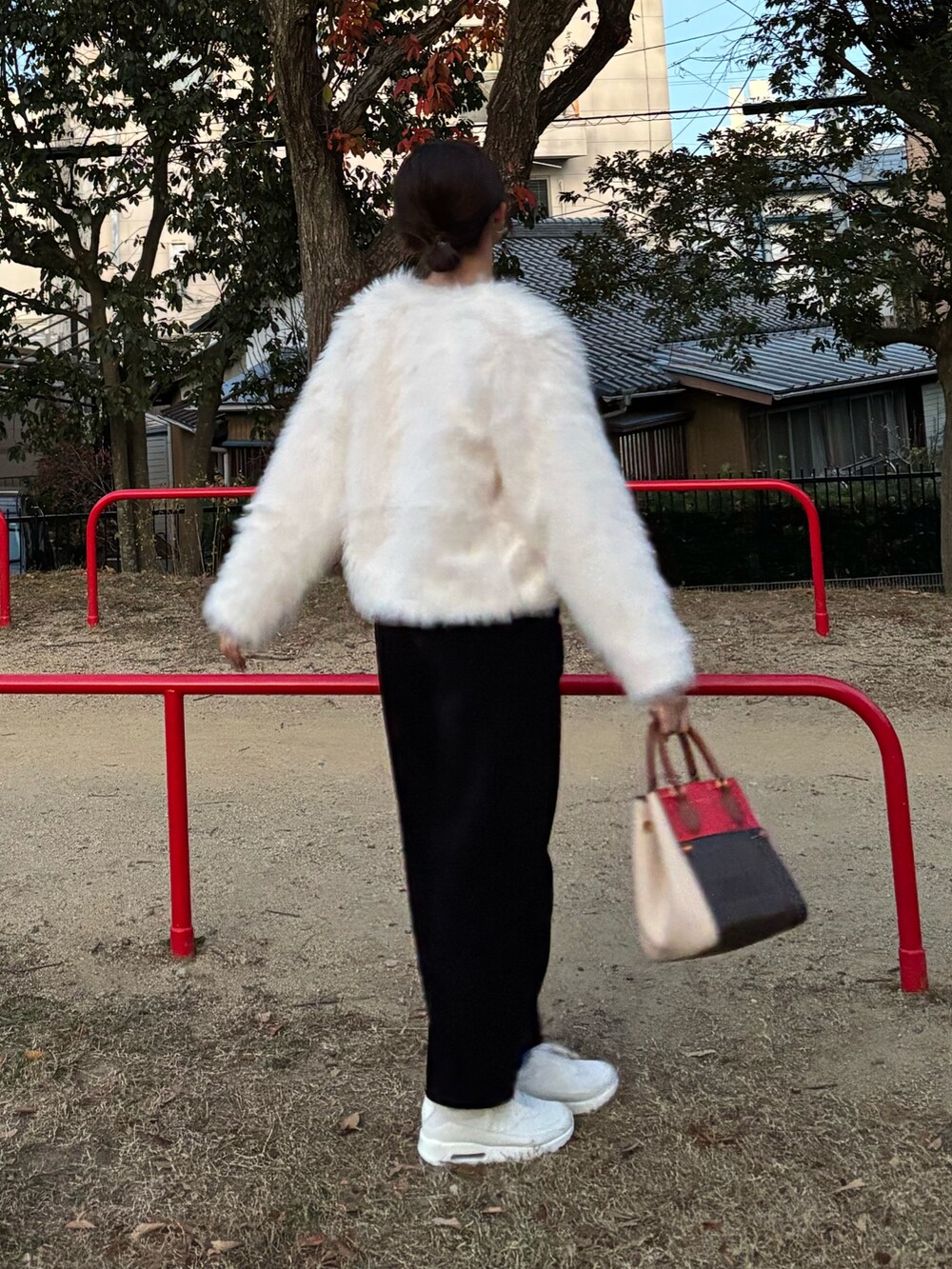 「モノトーン、冬コーデ、クリスマスに着たい服、マイベストコーデ2024、シンプルスタイル、オトナ女子、休日スタイル、お洒落さんとつながりたい、冬、シンプル、プチプラ、カジュアルガーリー、秋冬、大人ガーリー、大人ファッション」｜「rpsのアイテム（その他アウター、ホワイト系）」を使った、Airiさん（骨格ウェーブ・レディース・164cm）の冬コーディネートの3枚目の写真