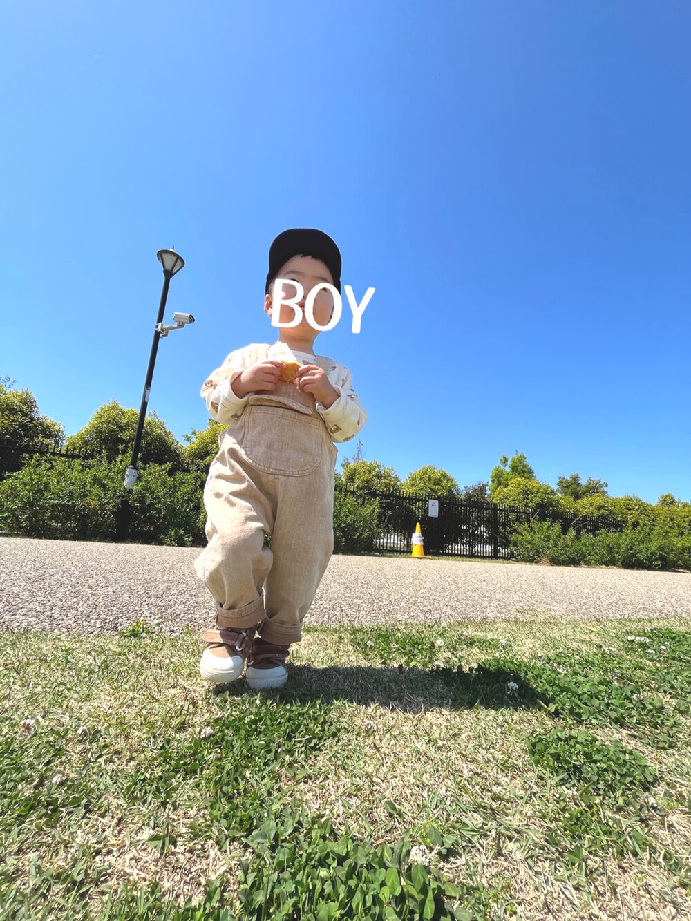 ブラウン系のスニーカー、ブラウン系のサロペット/オーバーオール、ホワイト系のトップスを着用したキッズの夏コーディネートの2枚目の写真