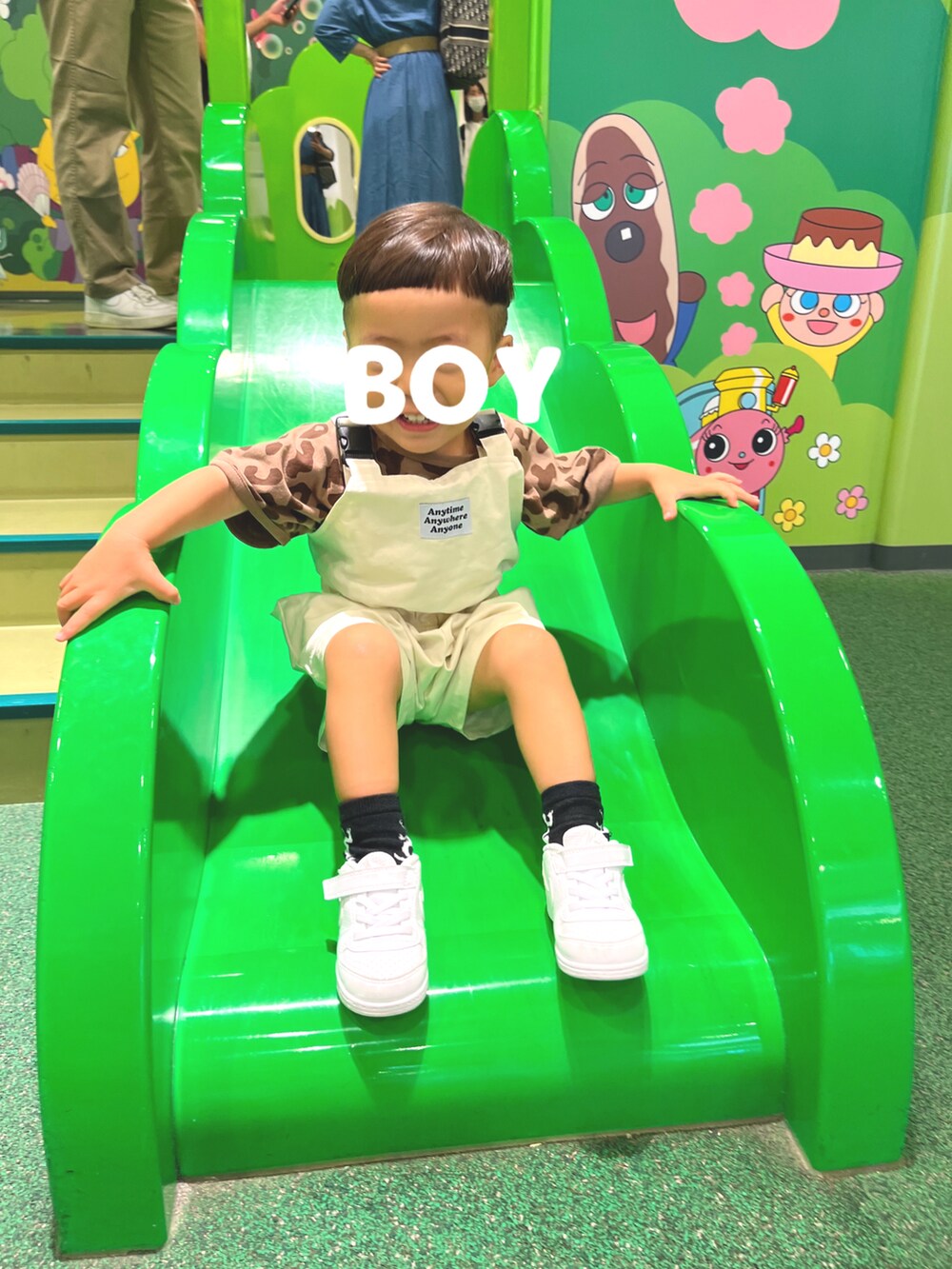 ベージュ系のTシャツ/カットソー、ホワイト系のその他パンツ、ホワイト系のスニーカーを着用したキッズの冬コーディネートの2枚目の写真