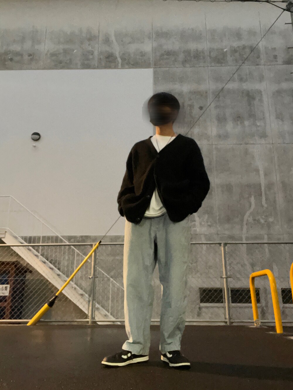 ブラック系のスニーカー、ブルー系のパンツ、ホワイト系のTシャツ/カットソーを着用したメンズの冬コーディネートの2枚目の写真