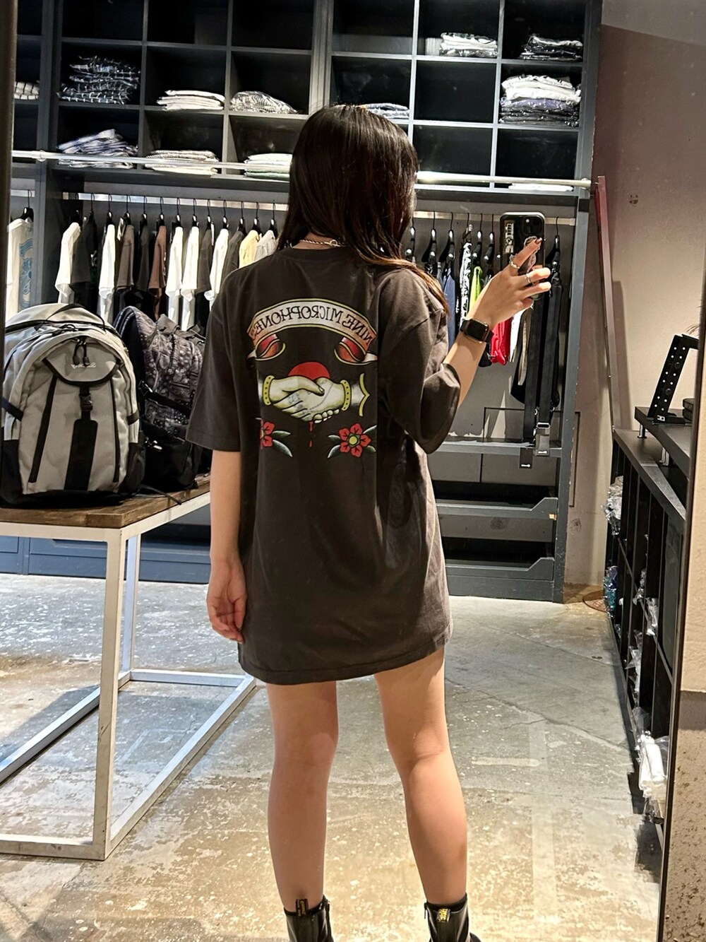 「アメカジ」｜「NineMicrophonesのThe bonds with family TEE（Tシャツ/カットソー、ブラック系）」を使った、ゆきさん（レディース・158cm）の春コーディネートの2枚目の写真