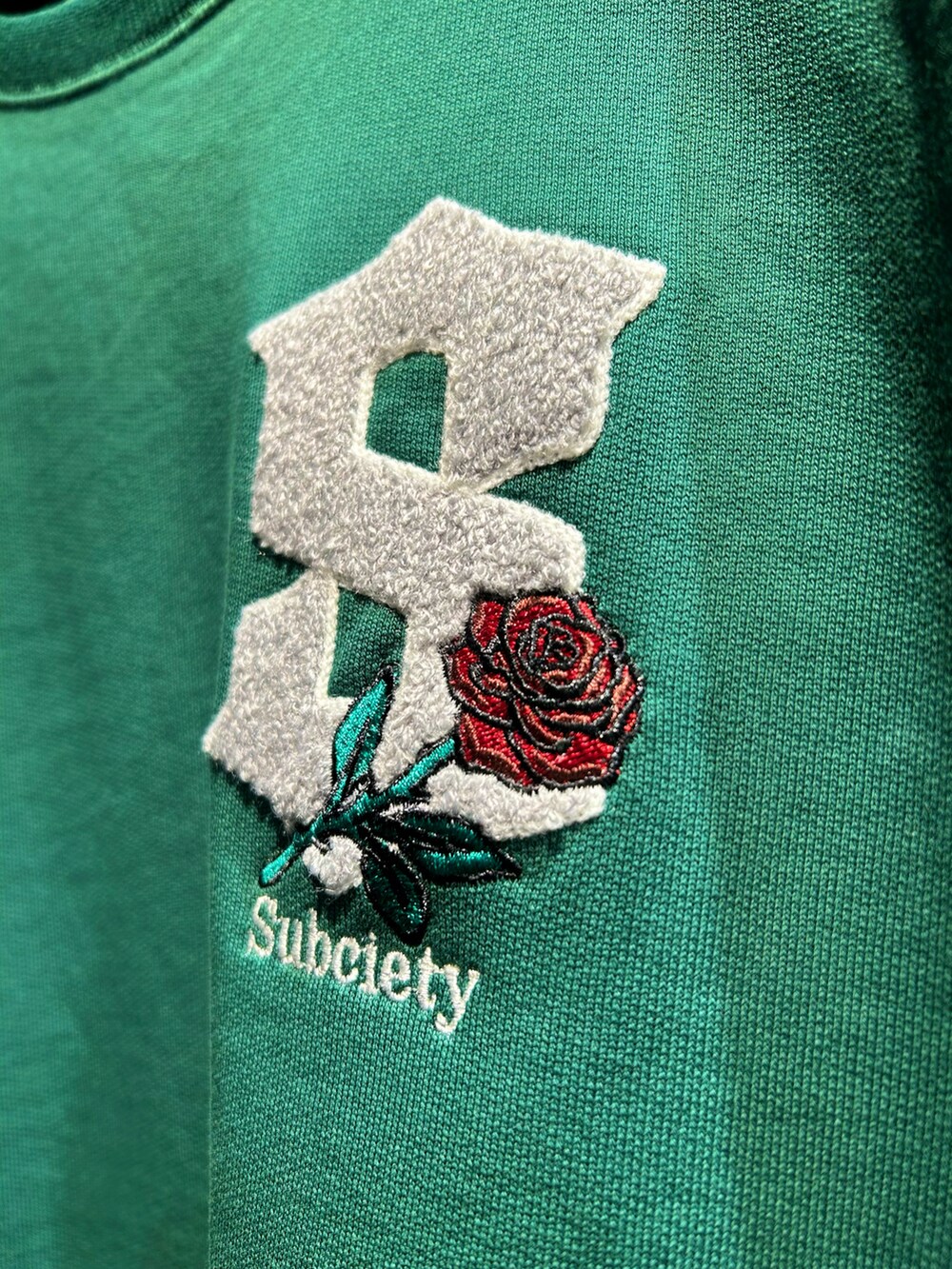 「SubcietyのROSE SWEAT(スウェット、グリーン系)」を使った、ゆきさん(レディース・158cm)の冬コーディネートの2枚目の写真